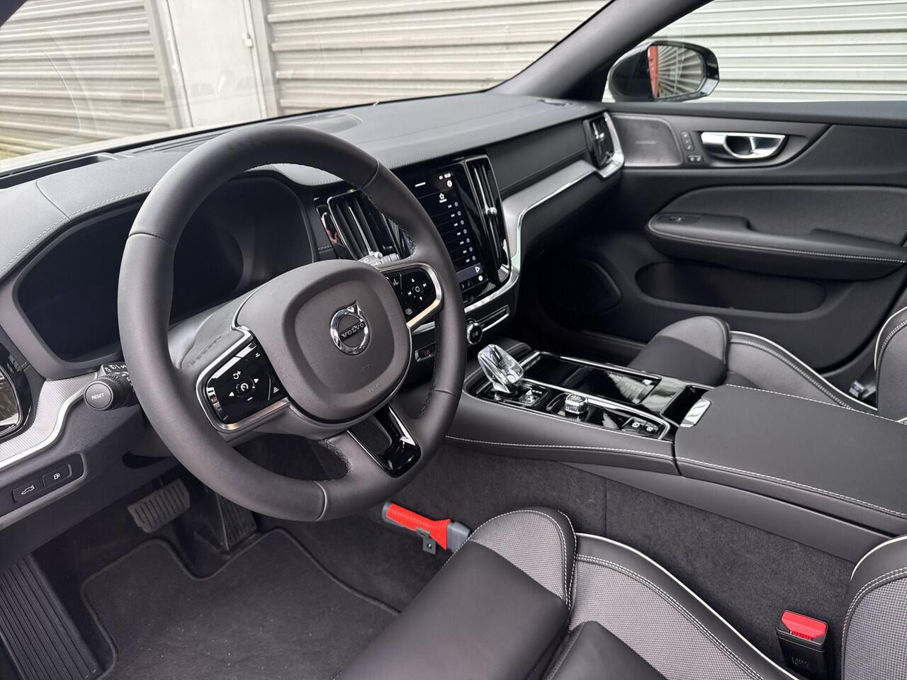 Volvo V60 T6 Plug-in hybrid AWD Ultra Dark / Custom made Black Sheep uitvoering / Exterior Styling Kit / 19" Glossy Black /