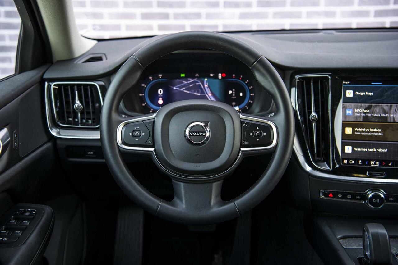 Volvo V60 2.0 B3 Essential Edition | Sport Pack | 19" Black Edition Velgen | Leder | Adaptieve Cruise Control | Stoelverwarming | Park Assist |