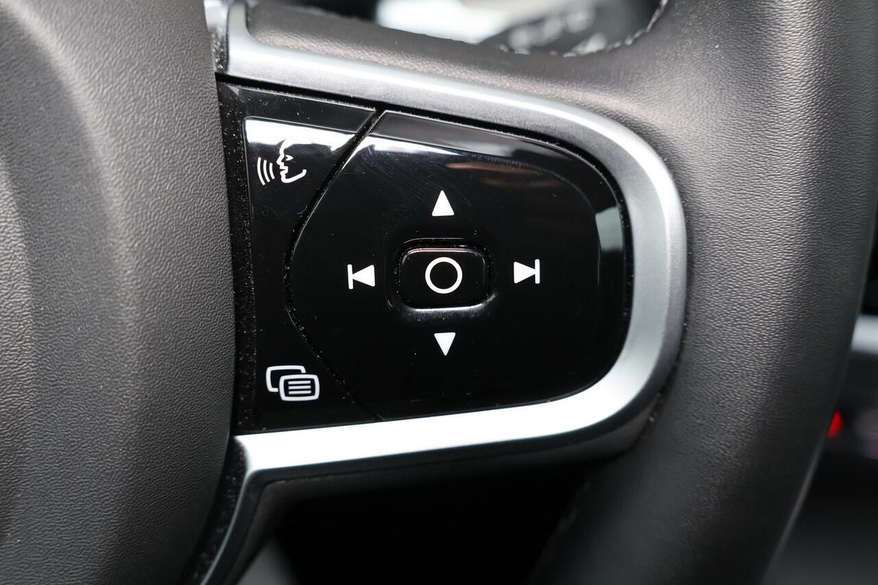 Volvo V60 T6 Recharge AWD Plus Dark - IntelliSafe Assist & Surround - 360º Camera - Harman/Kardon audio - Verwarmde voorstoelen, stuur & achterbank - Parkeersensoren voor & achter - Elektr. bedienb. voorstoelen met geheugen - Elektr. inklapbare trekhaak - 18' LMV