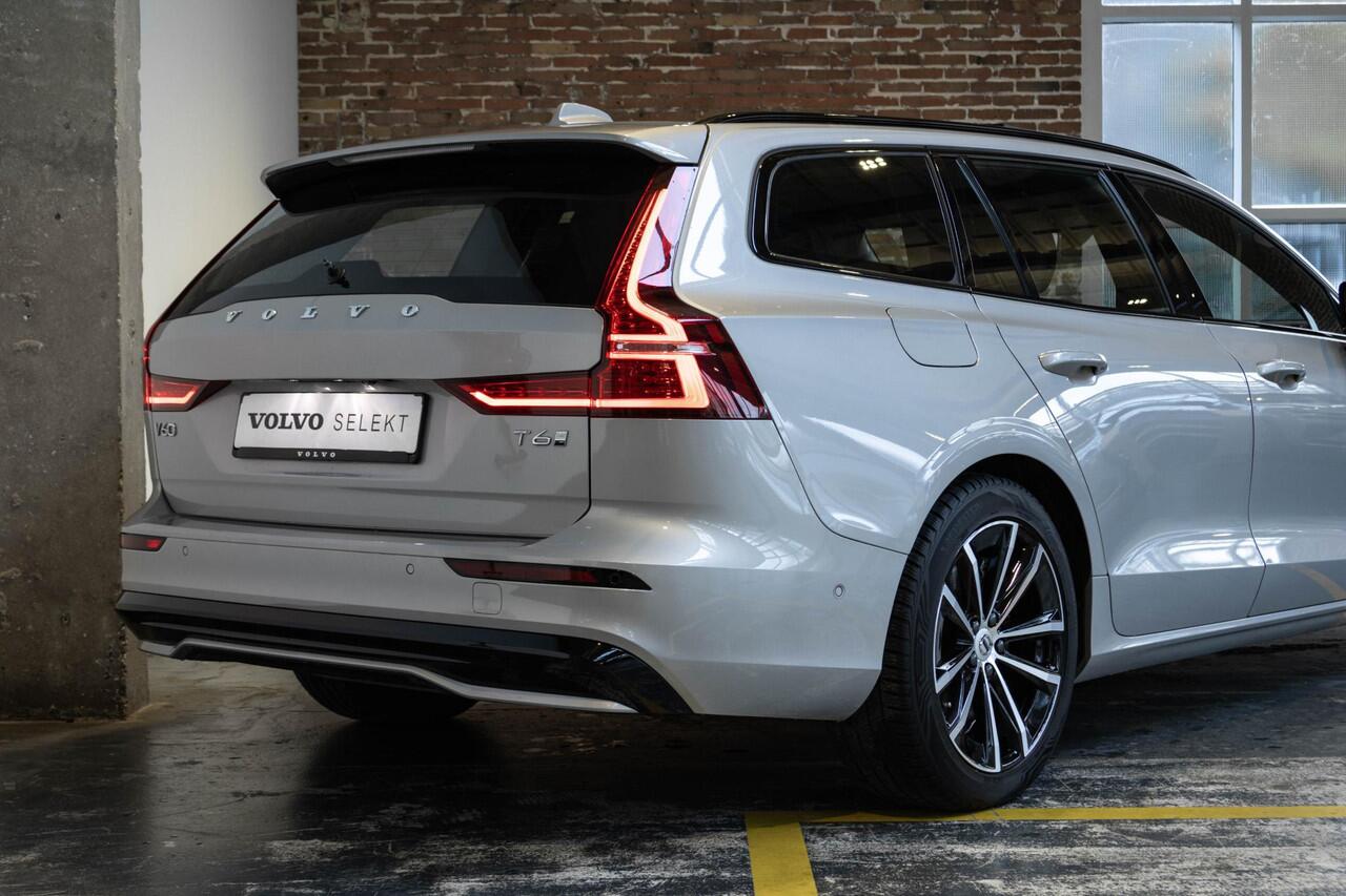 Volvo V60 T6 Plug-in hybrid AWD Plus Dark | Elek. glazen Panorama dak |Verwarmbare Voorstoelen (met geheugen), Stuurwiel en Achterbank | Semi-Elektrische Trekhaak | Verwarmbare Voorruit | Premium Audio by Harman Kardon | 360-Camera