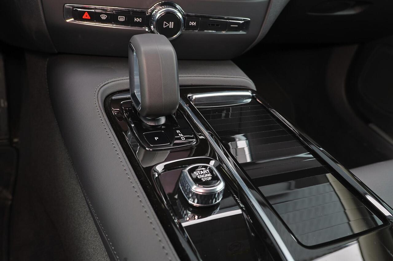 Volvo V60 T6 Recharge AWD Plus Dark - IntelliSafe Assist & Surround - 360º Camera - Harman/Kardon audio - Adaptieve LED koplampen - Verwarmde voorstoelen, stuur & achterbank - Parkeersensoren voor & achter - Elektr. bedienb. voorstoelen met geheugen - Extra getint 