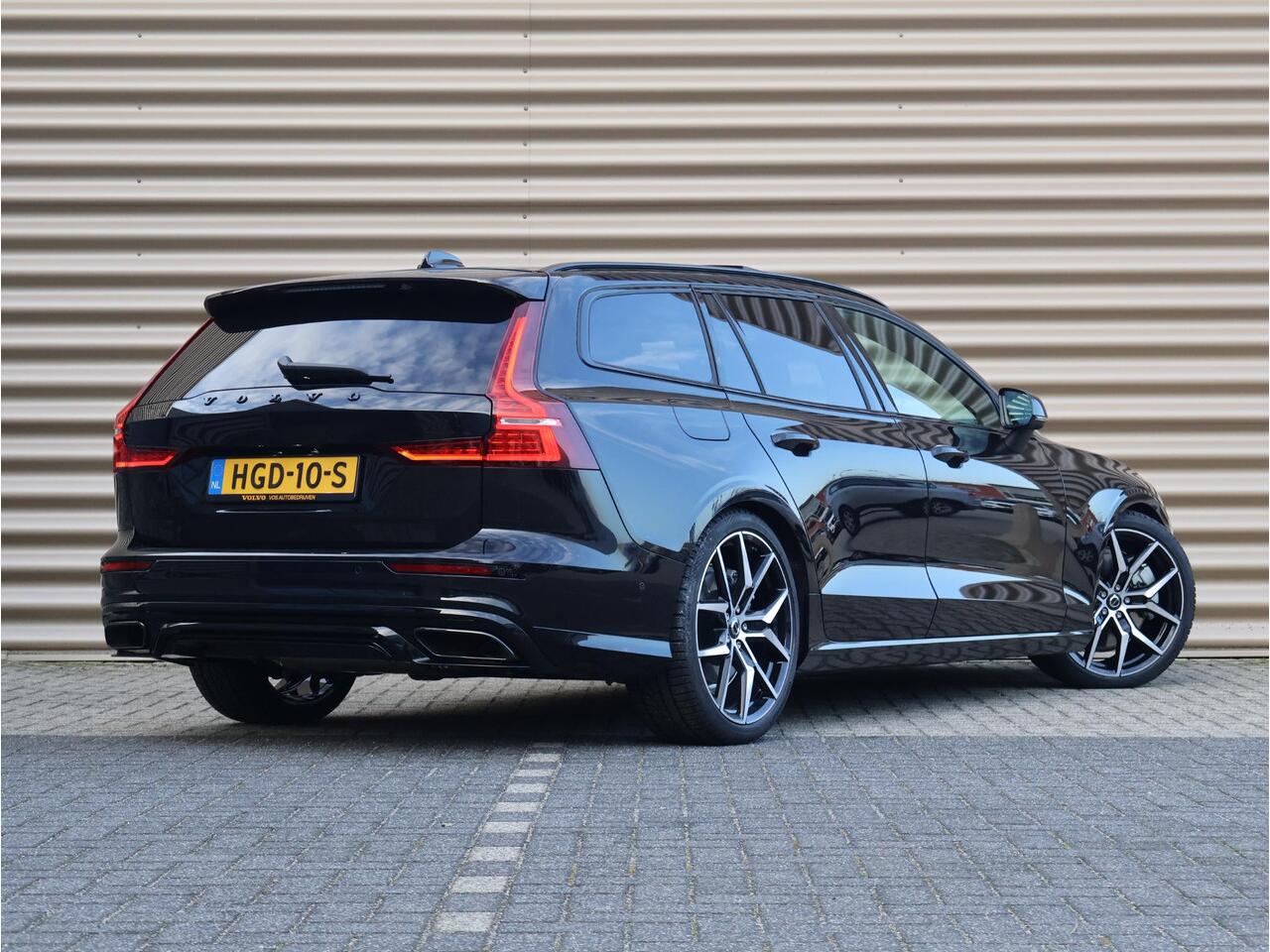 Volvo V60 T6 Plug-in hybrid AWD Ultra Dark | 20" Polestar sportvelgen | Heico uitlaat | Heico verlaagd | Bowers & Wilkins
