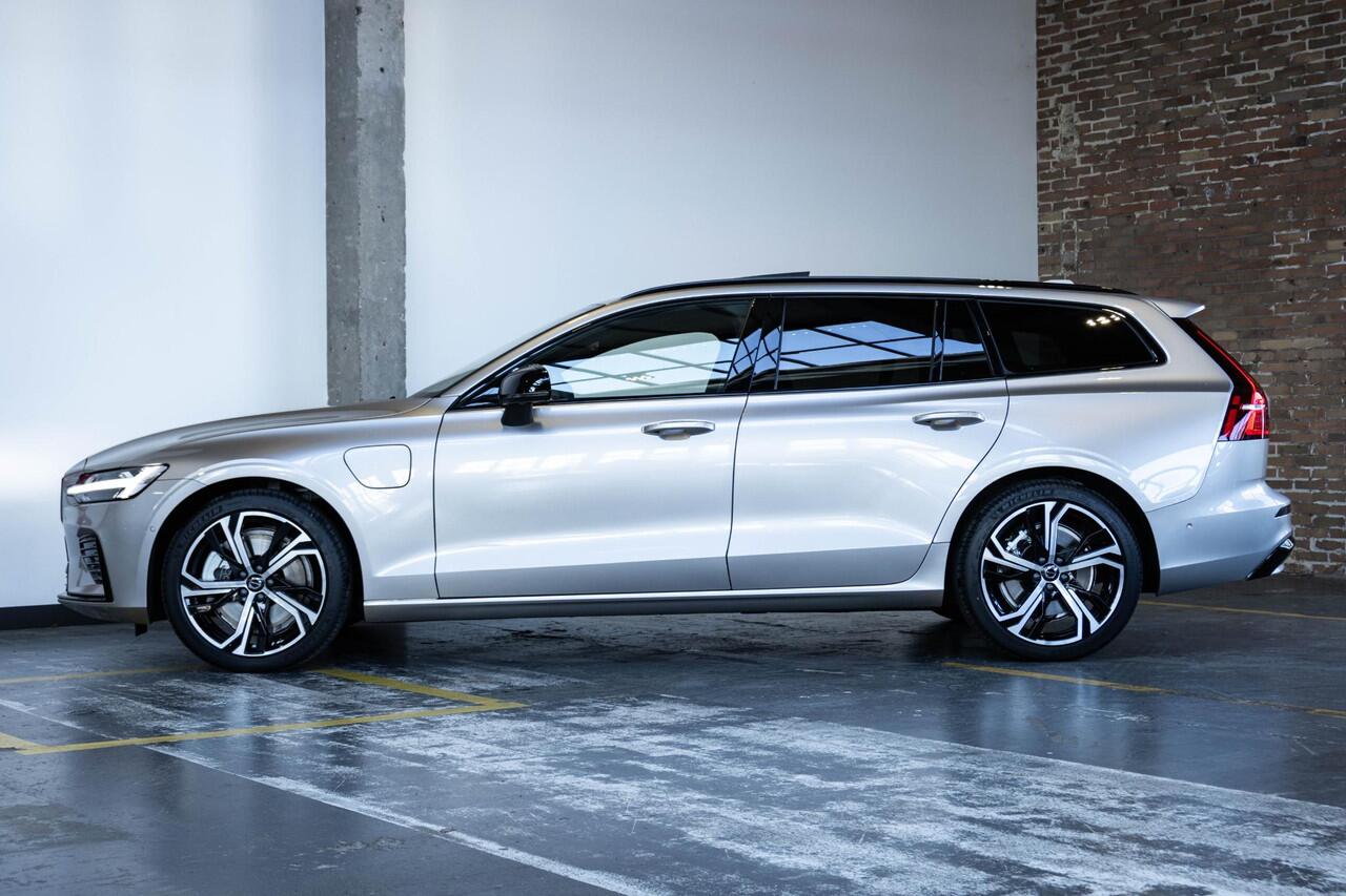 Volvo V60 T6 Automaat Plug-in hybrid AWD Ultra Dark | Panoramadak | 360° parkeercamera | Parkeersensoren voor + achter | Harman Kardon premium audio | Google infotainment | Stoelverwarming | Stuurwielverwarming | Parkeerverwarming | BLIS | Adaptive cruise control 