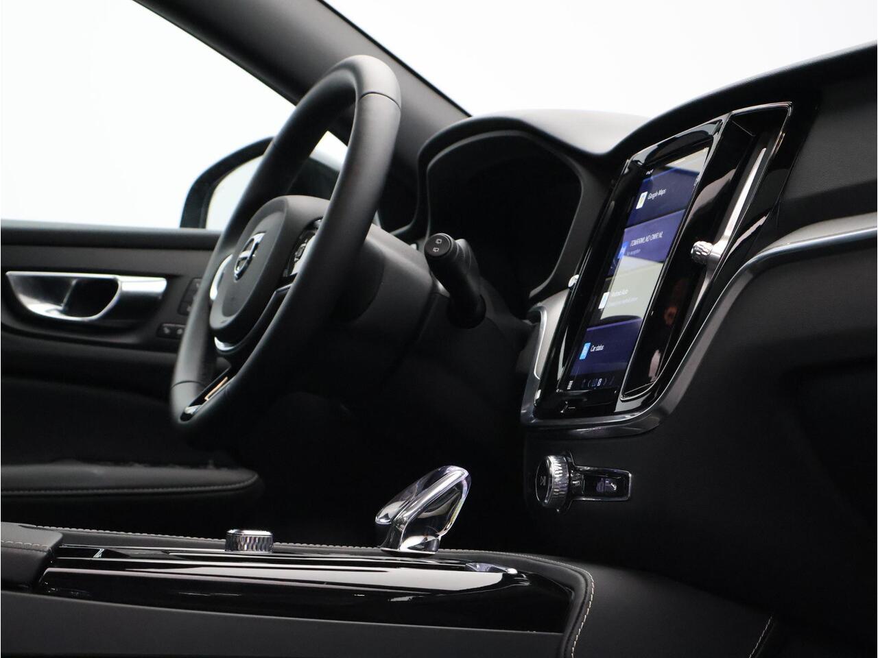 Volvo V60 T6 AWD Plug-in hybrid Plus Dark / Trekhaak / Pan. dak / 360 camera / Stoel+stuur+voorruit+achterbankverwarming