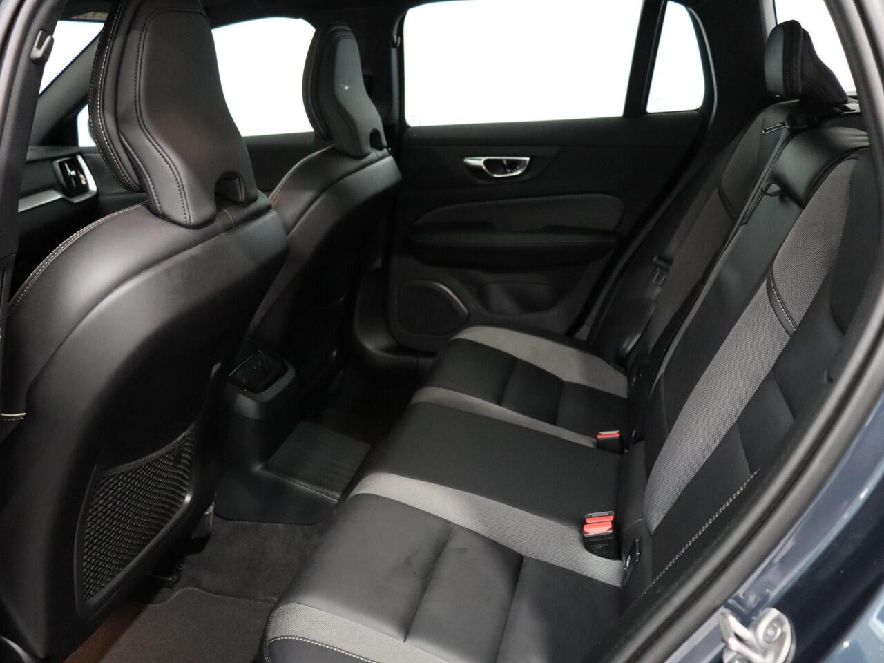 Volvo V60 T6 AWD Plug-in hybrid AWD Plus Dark / Trekhaak / Pano. dak / Harman Kardon / Achter- voor- en stuurverwarming / Contour Stoelen / 360 camera /