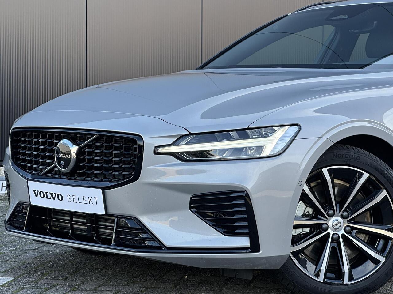 Volvo V60 2.0 T6 Plug-in hybrid AWD Plus Dark Adaptive Cruise Control / BLIS / 360 camera / Electr. stoelverstelling / Stoel-, stuur-, voorruit verwarming / Keyless drive / Trekhaak