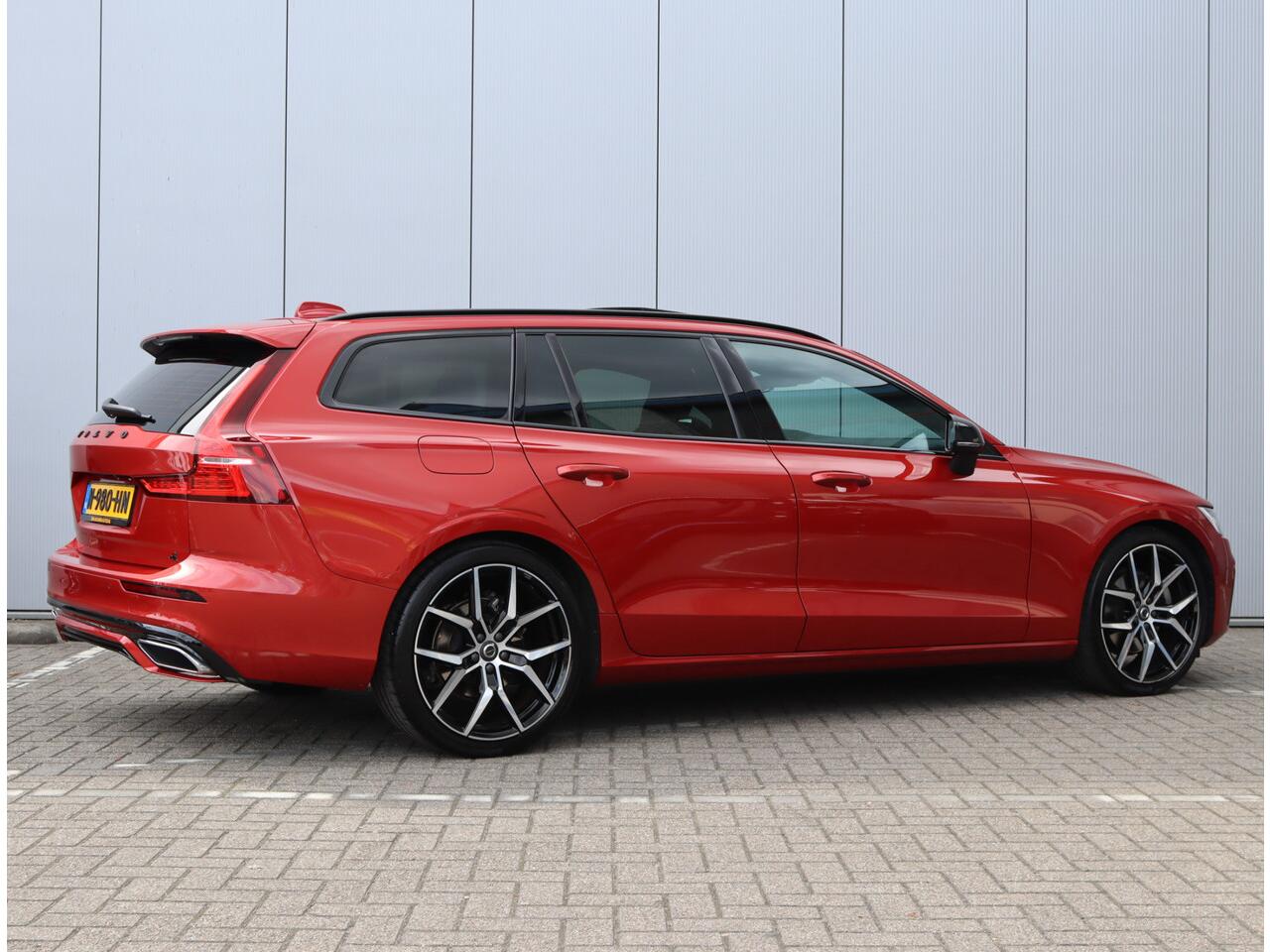 Volvo V60 2.0 B3 R-Design | 20" Polestar | Black optiek | Panoramadak | H&K | Trekhaak