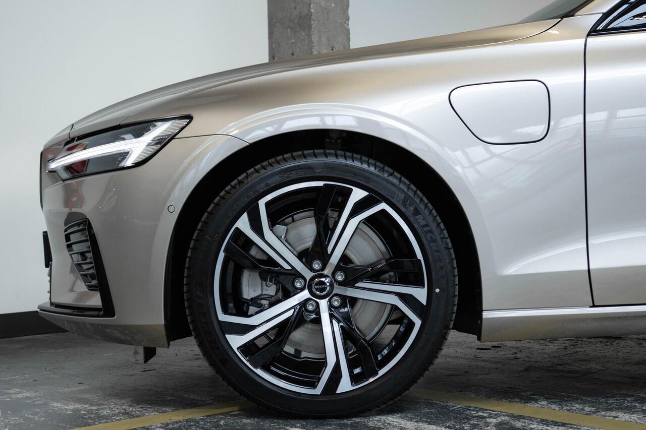 Volvo V60 2.0 T6 Plug-in hybrid AWD Plus Dark | Direct Leverbaar | Head-Up Display | 360º Camera | 19" Lichtmetalen Wielen | Premium Audio by Harman Kardon | Nappa Lederen Contourstoelen |