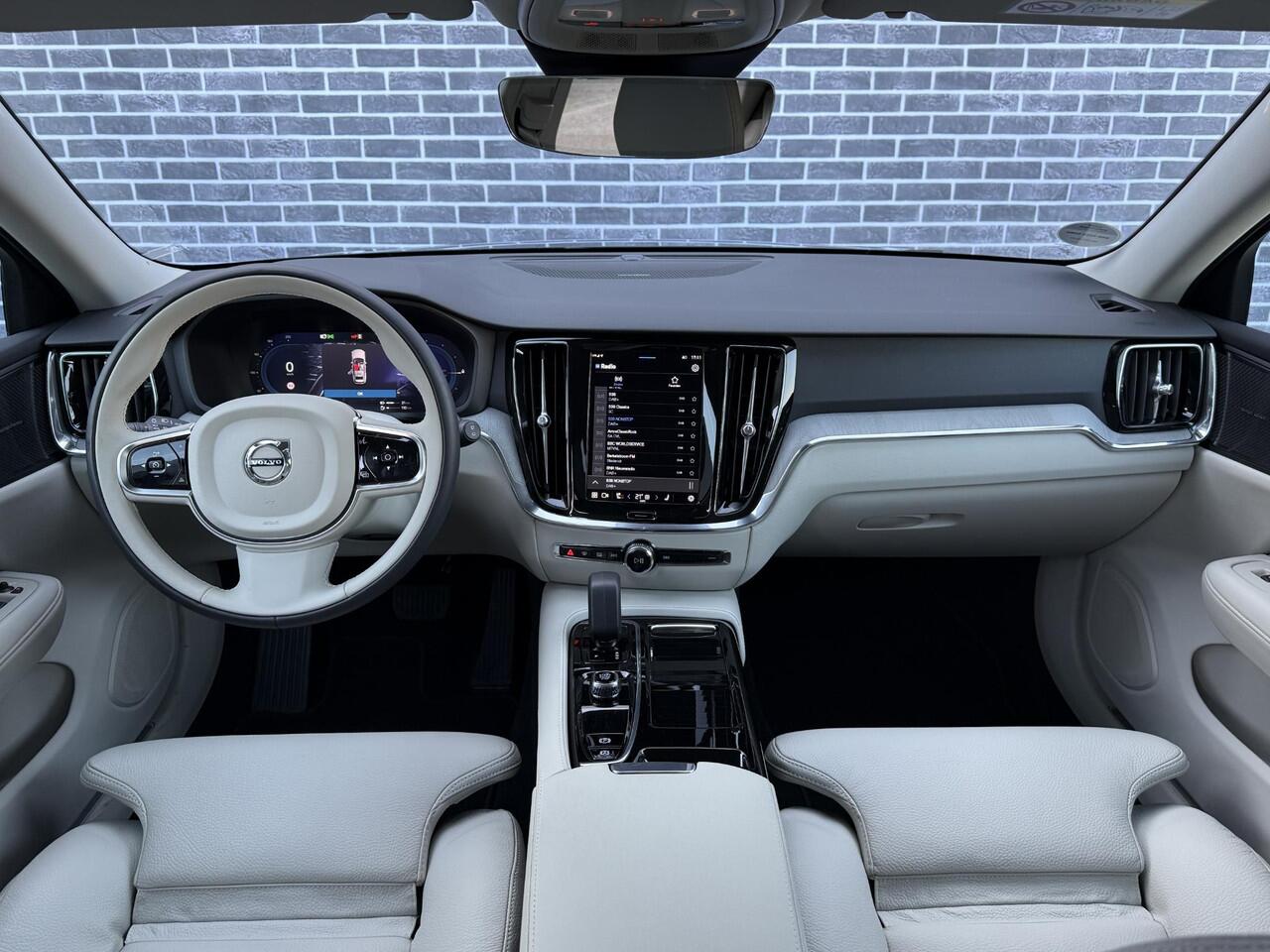 Volvo V60 2.0 T6 Plug-in hybrid AWD Plus Dark | Blond leder | Long range |19" Diamond cut velgen | Trekhaak | Harman/Kardon | Adaptieve Cruise Controle | Blis | Leder | Stoel+Stuur verwarming |