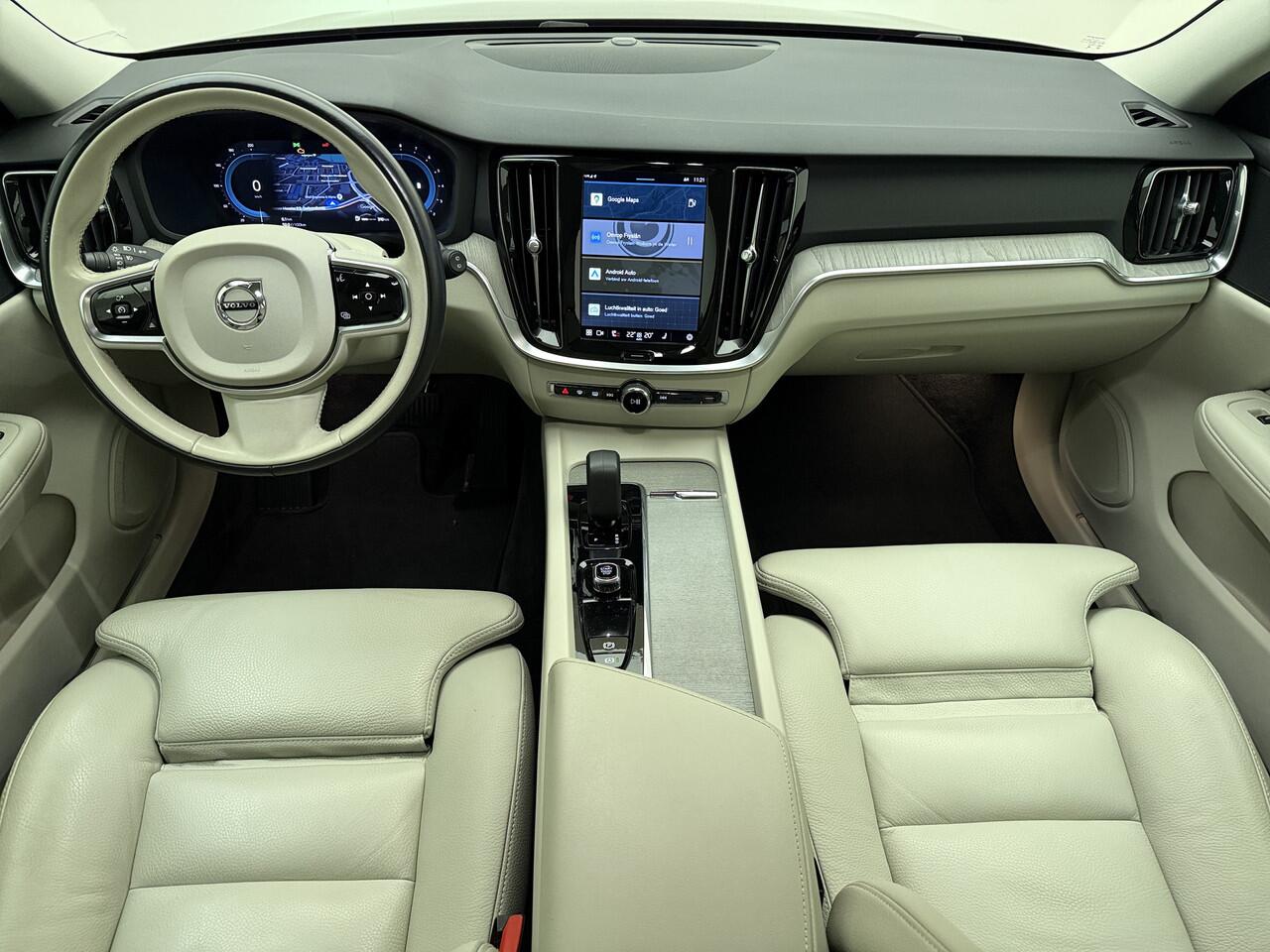 Volvo V60 B4 Automaat Plus Dark / Standkachel / Stoel/- stuurverwarming / Keyles entry / Trekhaak / Camera /