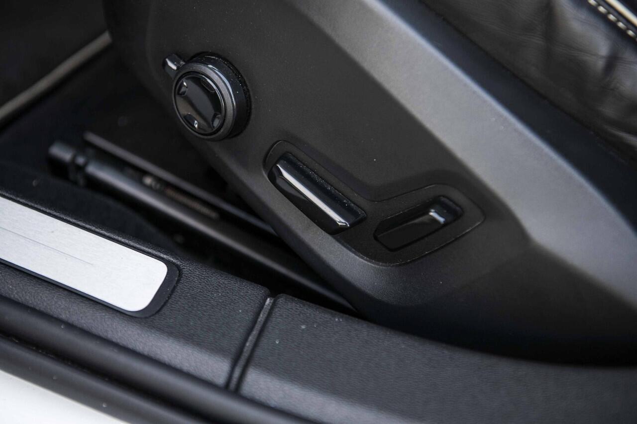 Volvo V60 2.0 T6 Recharge AWD R-Design | Stoel- en stuurwielverwarming | Navigatie | Achteruitrijcamera | Apple Carplay / Android Auto | DAB+ radio | Keyless | LED koplampen | Sportstoelen | Elektrische stoelverstelling |