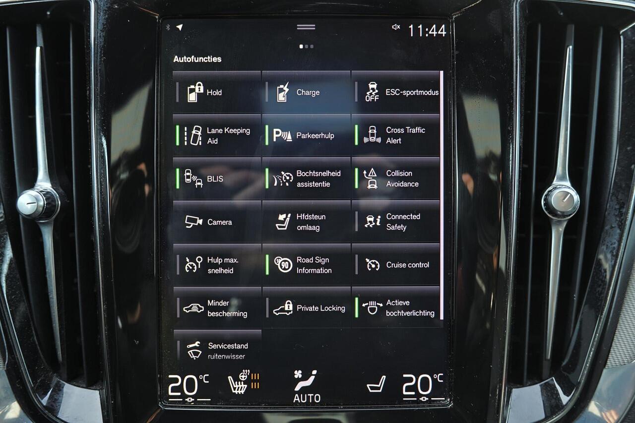 Volvo V60 T8 Recharge AWD R-Design - IntelliSafe Assist & Surround - Adaptieve LED koplampen - Parkeercamera achter - Verwarmde voorstoelen, stuur & achterbank - Parkeersensoren voor & achter - Elektr. bedienb. bestuurdersstoel met geheugen - Drive modes - Apple Ca