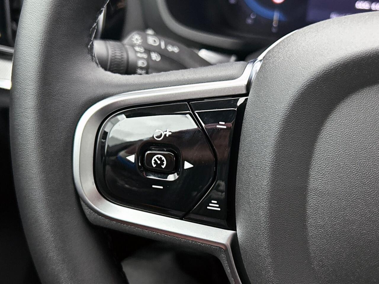 Volvo V60 2.0 T6 Plus Dark | Trekhaak | Sport Leder | 360* | Blis | Pilot