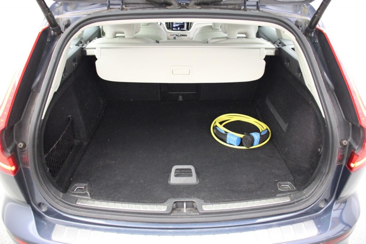 Volvo V60 2.0 T6 PHEV Twin Engine AWD Momentum Pro - Trekhaak, Leer