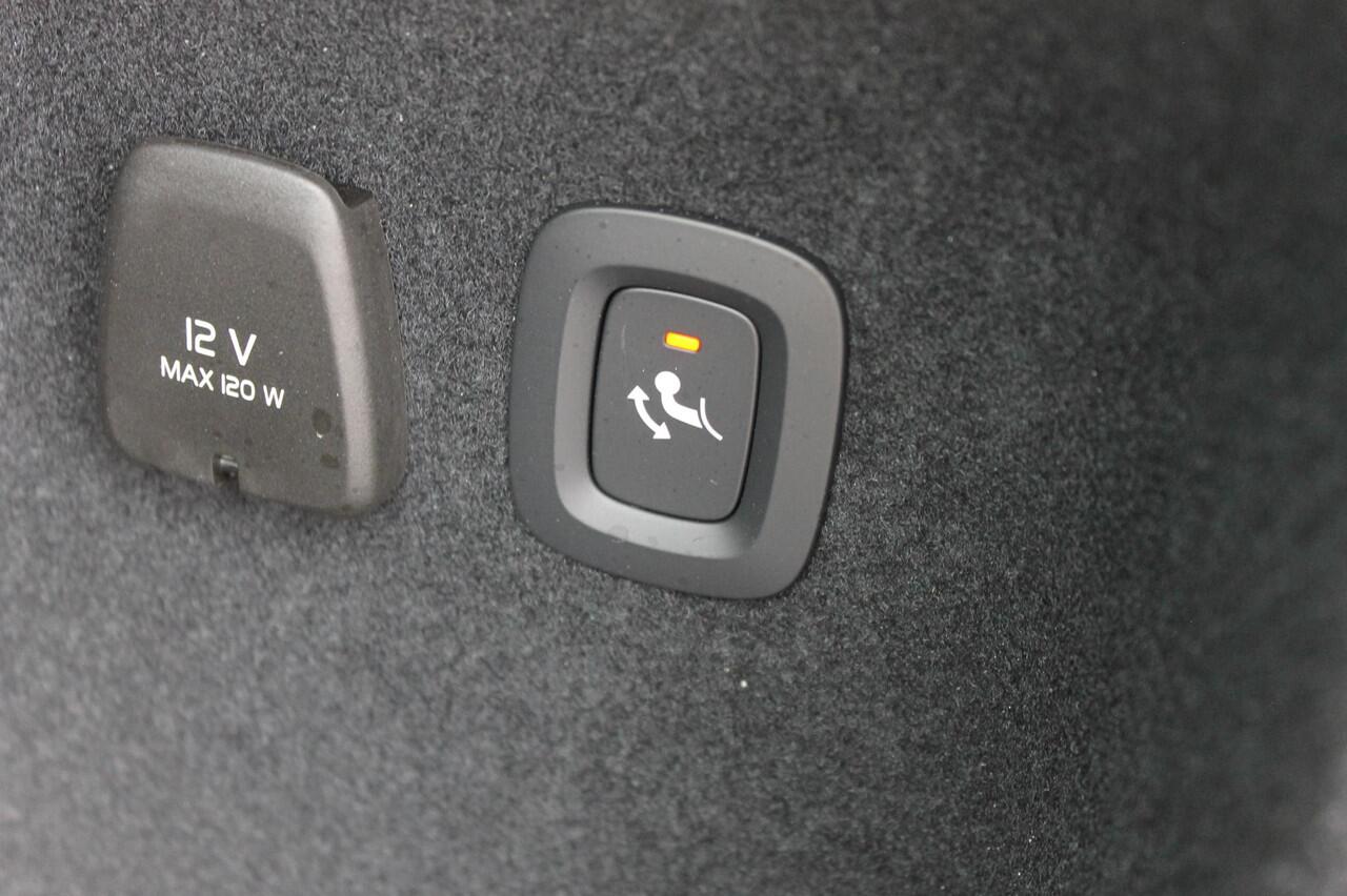 Volvo V60 T6 350PK Autm. Plug-in hybrid AWD Plus Dark Long Range / Google infotainment / Semi elekrisch wegklapbare trekhaak / Verwarmbare voorruit / Elektrisch bedienbare voorstoelen met geheugen / Verwarmbare voorstoelen