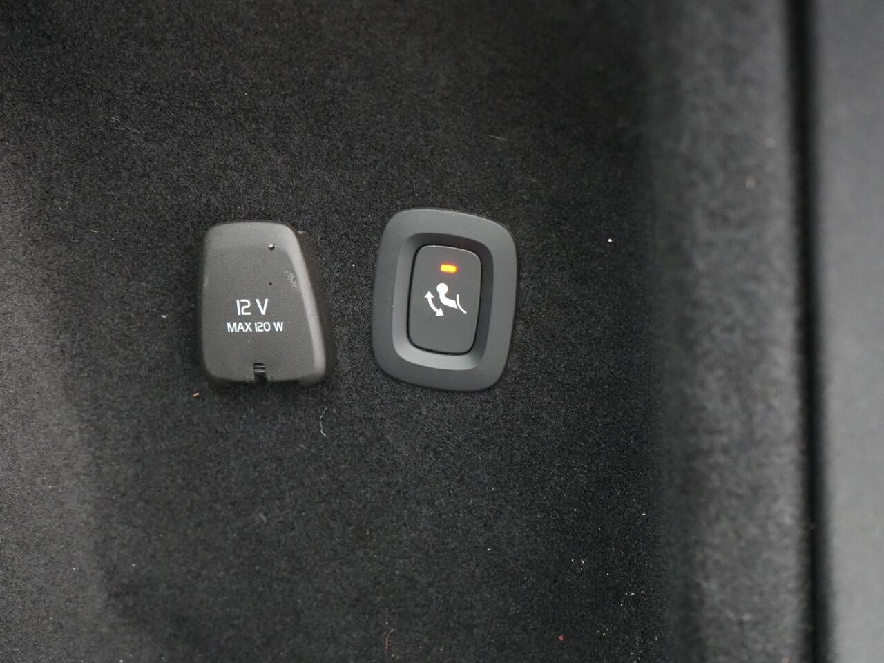 Volvo V60 T6 Recharge AWD R-Design Plug In Hybrid 340pk Dealer O.H PHEV | Trekhaak Af Fabriek | Adaptive Cruise | Camera | Lederen Sporstoelen Memory & Verwarmd | Harman & Kardon | Apple Carplay | Navigatie | Virtual | DAB |