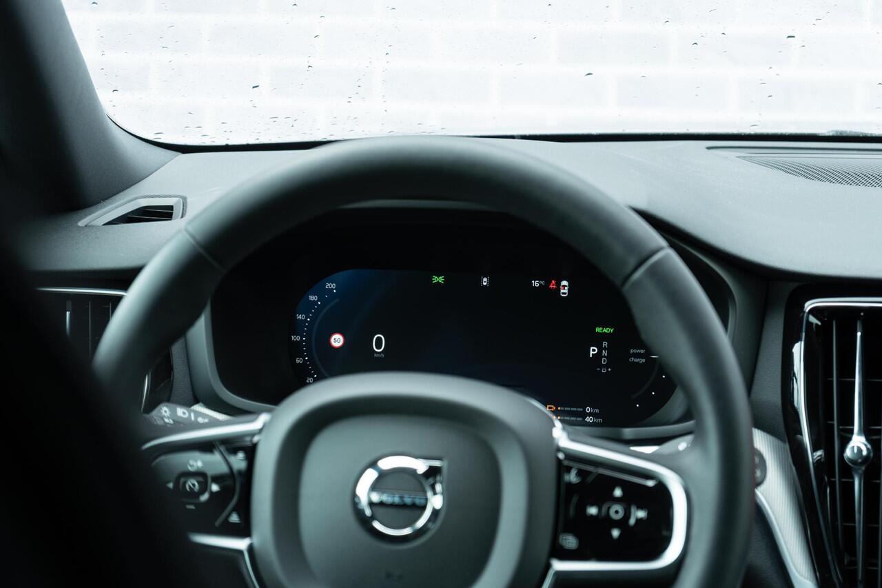 Volvo V60 T6 AWD 350 PK Plug-in hybrid Plus Dark | Extra getint glas | Verw.stoelen V+A | Parkeercamera | 19" 5-Triple Spaaks Black | Nappa Leder / Open Grid