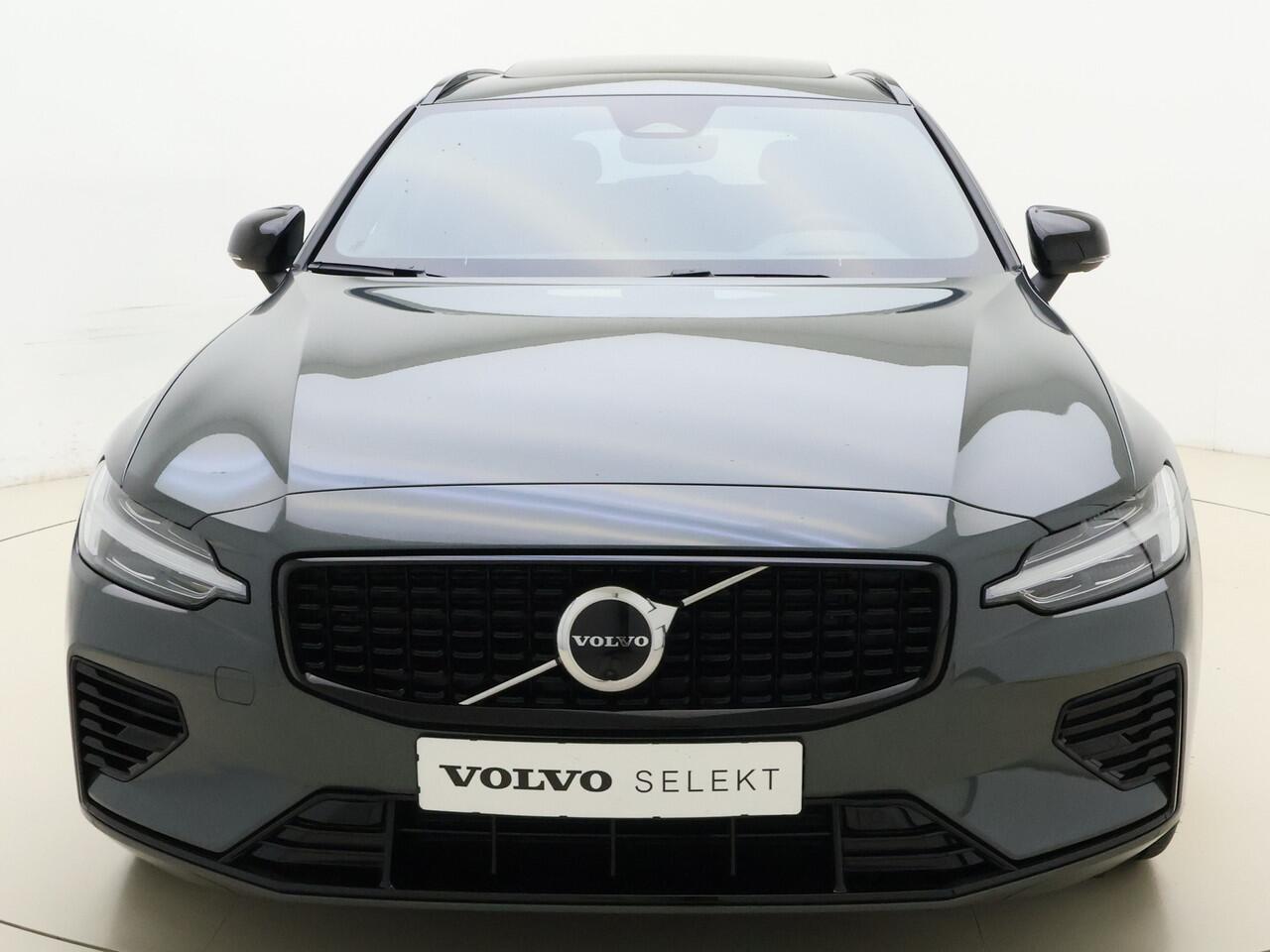 Volvo V60 T6 350pk AWD Plus Dark / ¤4300,- Voorraadkorting / Panoramisch dak / Head-up display / Keyless / 360Camera / H&K Audio / Sportstoelen.