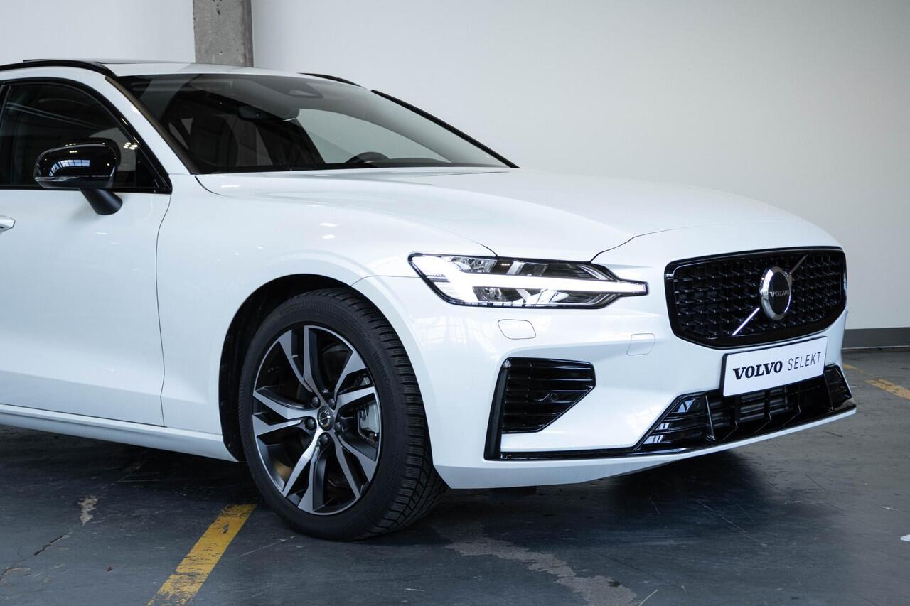 Volvo V60 T6 Automaat Plug-in hybrid AWD Ultra Dark | Panoramadak | Harman Kardon Premium Audio | Lederen bekleding | Parkeercamera | Google Infotainment | Stoelverwarming | Stuurwielverwarming | Semi-Elektrische inklapbare trekhaak