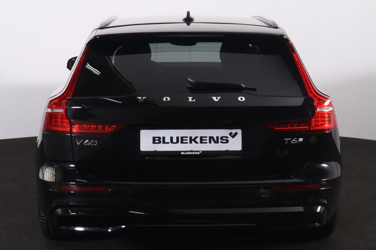 Volvo V60 T6 Recharge AWD Plus Dark - IntelliSafe Assist & Surround - 360º Camera - Harman/Kardon audio - Adaptieve LED koplampen - Verwarmde voorstoelen, stuur & achterbank - Parkeersensoren voor & achter - Elektr. bedienb. voorstoelen met geheugen - Extra getint 