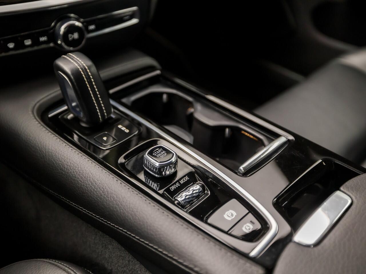 Volvo V60 2.0 T8 Twin Engine AWD Polestar Engineered 405Pk (PANORAMADAK, APPLE CARPLAY, MEMORY SEATS, LEDER, HARMAN/KARDON, TREKHAAK, CAMERA, ADAPTIVE CRUISE, GETINT GLAS, NIEUWSTAAT)