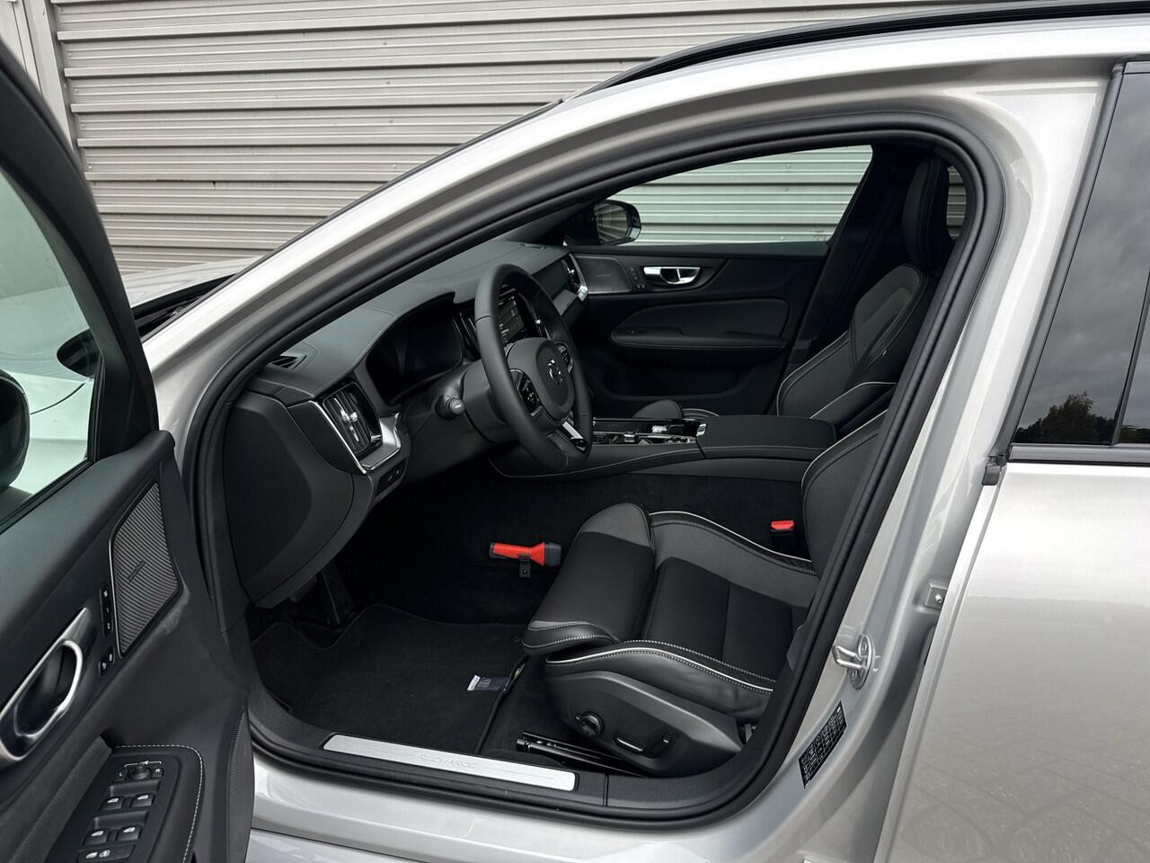 Volvo V60 T6 Plug-in hybrid AWD Ultra Dark / Custom made Black Sheep uitvoering / Exterior Styling Kit / 19" Glossy Black /