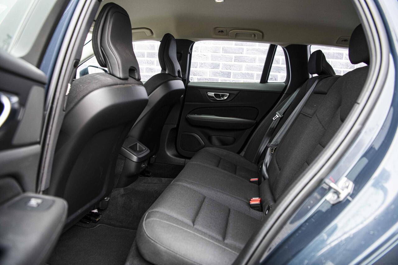 Volvo V60 2.0 B3 Momentum Advantage | Stoel- en stuurverwarming | Achteruitrijcamera | Parkeersensoren voor + achter | 17" velgen | Navigatie | Apple Carplay / Android Auto | LED koplampen |