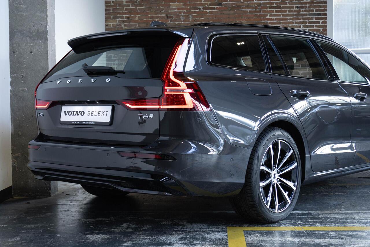 Volvo V60 2.0 T6 Plug-in hybrid AWD Plus Dark | Elek. Glazen Panoramdak | Verwarmbare Voorstoelen (met geheugen), Stuurwiel en Achterbank | Semi-Elektrische Trekhaak | Verwarmbare Voorruit | Premium Audio by Harman Kardon | 360-Camera