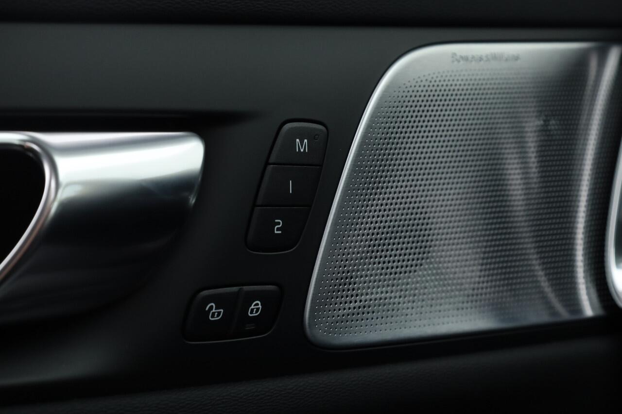 Volvo V60 T6 Recharge Ultra Dark | Pano | HUD | B&W | Stoelventi. | Massage | Memory seats | Elek. Trekhaak | 360cam