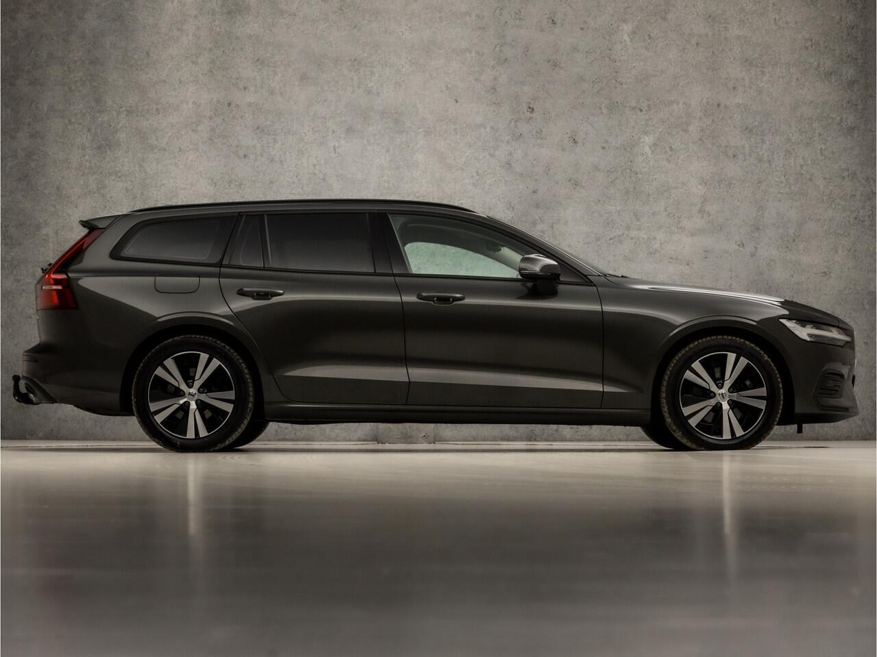 Volvo V60 2.0 B3 Sport 177Pk Automaat (APPLE CARPLAY, GROOT NAVI, GETINT GLAS, TREKHAAK, ADAPTIVE CRUISE, SPORTSTOELEN, KEYLESS, PARKEERSENSOREN, NIEUWSTAAT)
