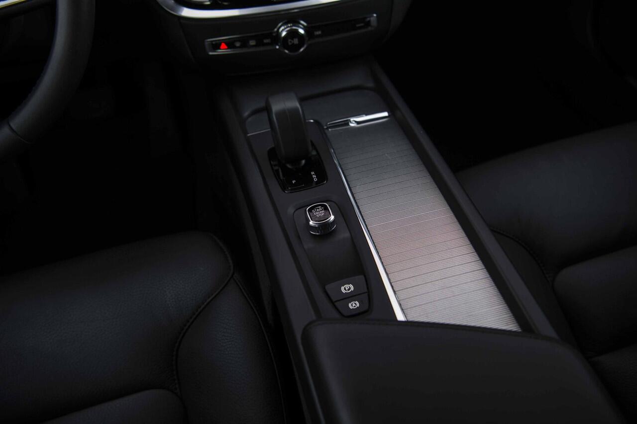 Volvo V60 2.0 B3 Essential Edition | Sport Pack | 19" Black Edition Velgen | Leder | Adaptieve Cruise Control | Stoelverwarming | Park Assist |