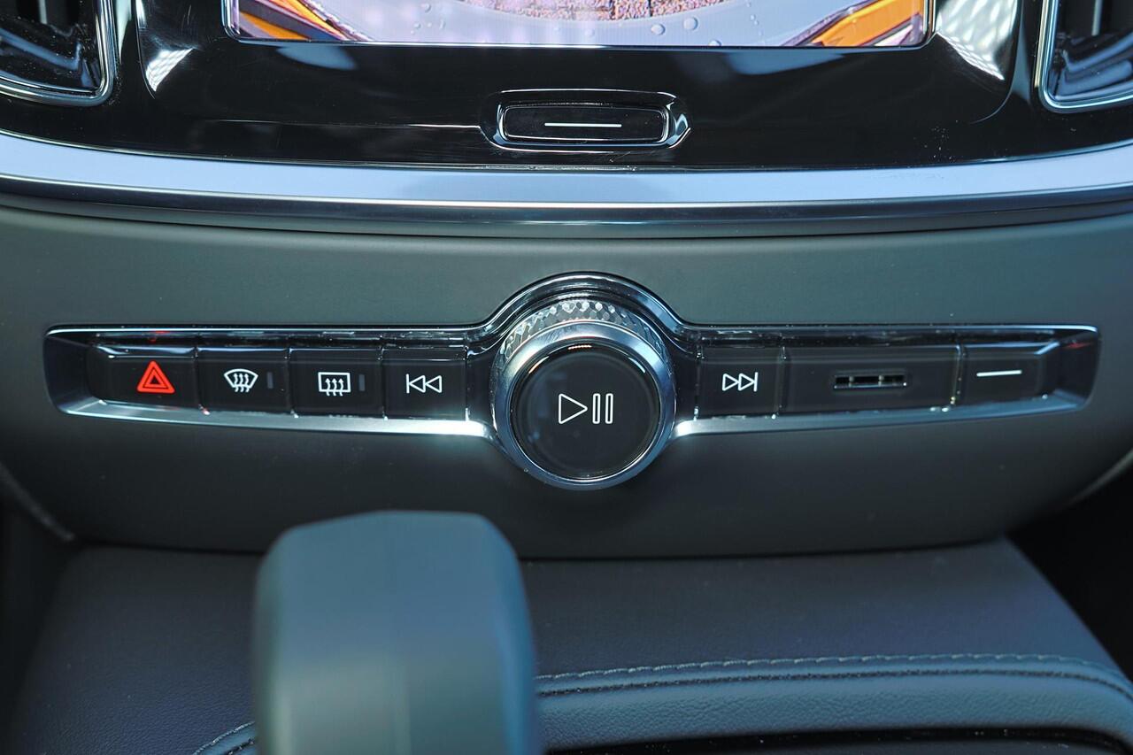 Volvo V60 T6 Recharge AWD Essential - IntelliSafe Assist & Surround - Parkeercamera achter - Verwarmde voorstoelen, stuur & achterbank - Parkeersensoren voor & achter - Extra getint glas - 18' LMV