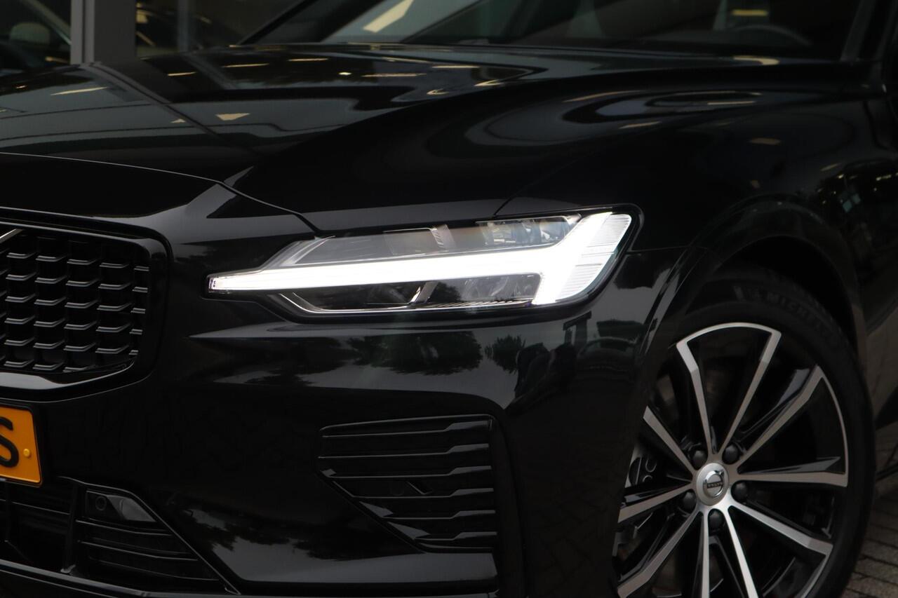 Volvo V60 2.0 T6 Plug-in hybrid AWD Plus Dark | 360* Camera| Harman Kardon audiosysteem| Stoelverwarming voor + achter| Stuurwielverwarming| Verwarmbare voorruit| Semi- elektrisch inklapbare trekhaak|