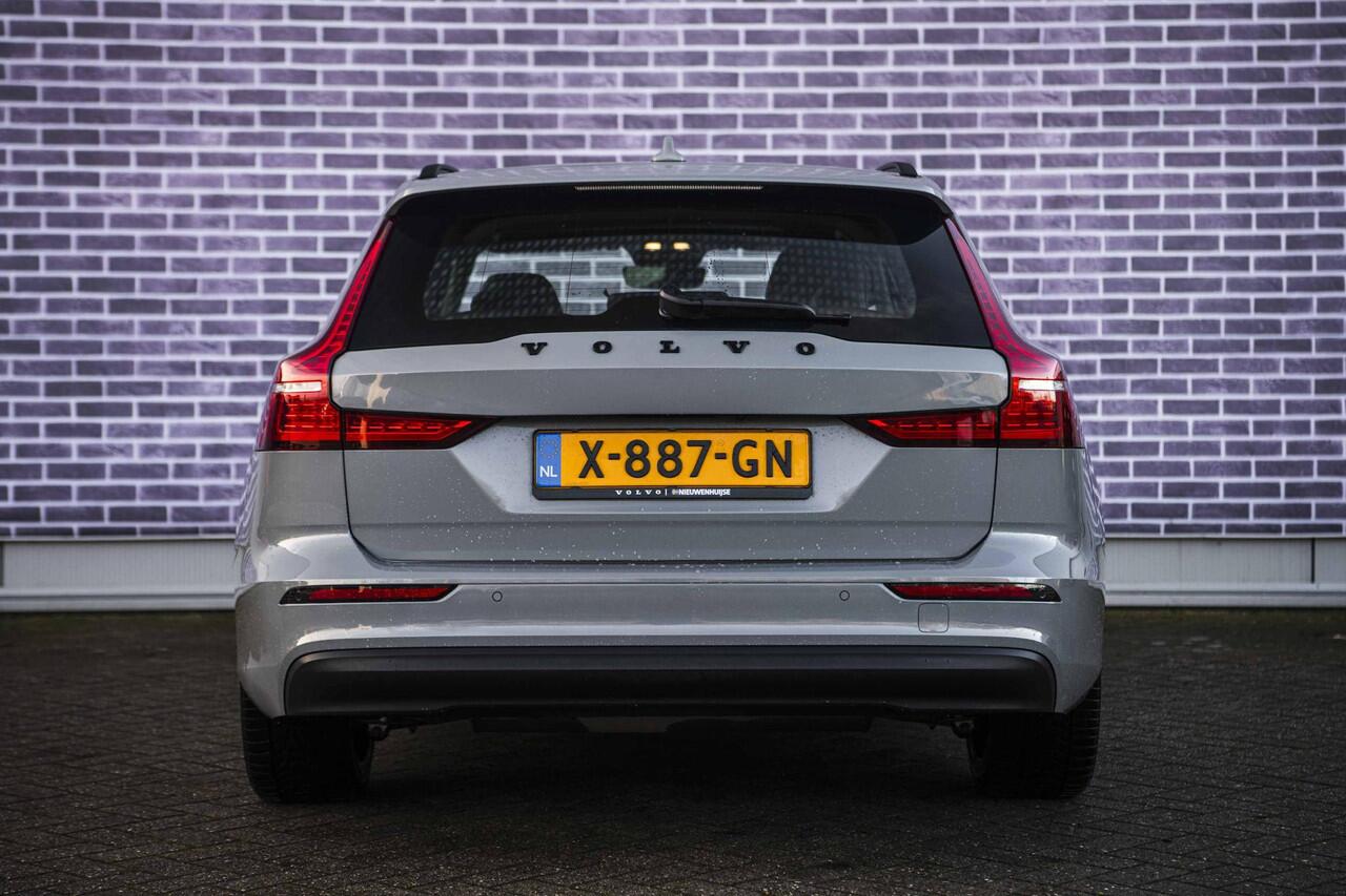 Volvo V60 2.0 B3 Essential Edition | Sport Pack | 19" Black Edition Velgen | Leder | Adaptieve Cruise Control | Stoelverwarming | Park Assist |