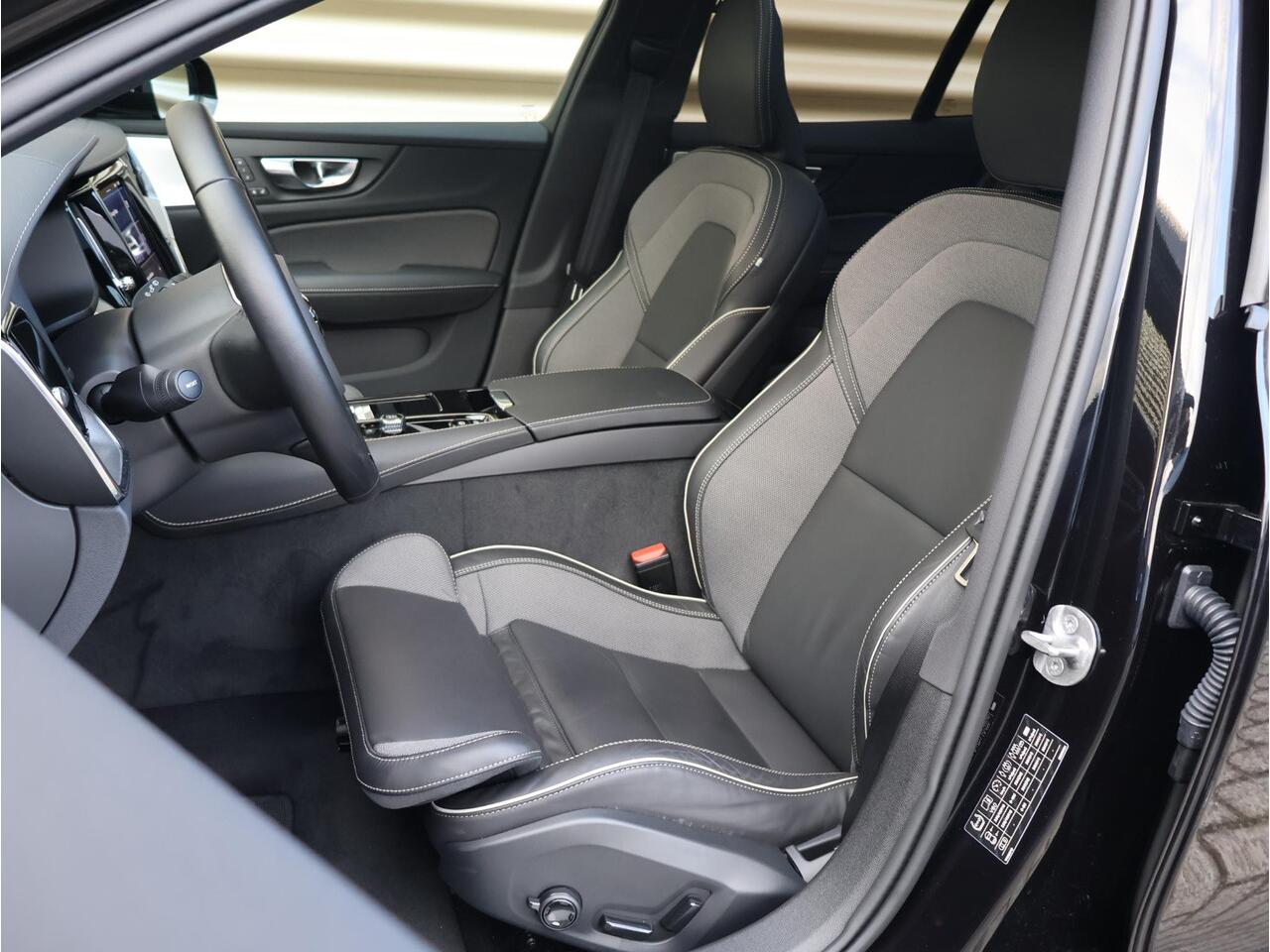 Volvo V60 T6 Plug-in hybrid AWD Ultra Dark | 20" Polestar sportvelgen | Heico uitlaat | Heico verlaagd | Bowers & Wilkins