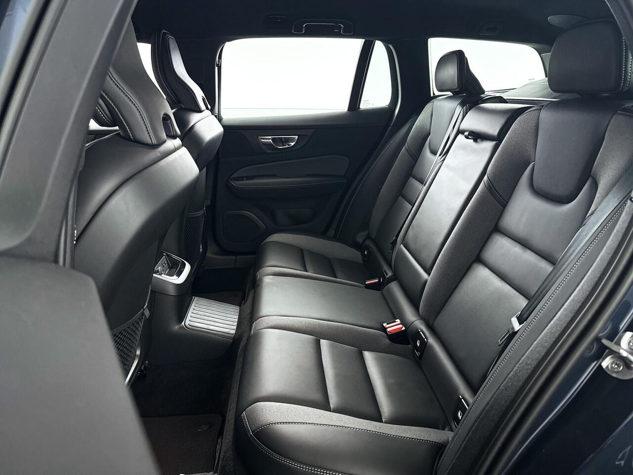 Volvo V60 T6 Plug-in hybrid AWD Plus Dark | 360° camera | Harman Kardon | Stoel- en Stuurverwarming | Trekhaak