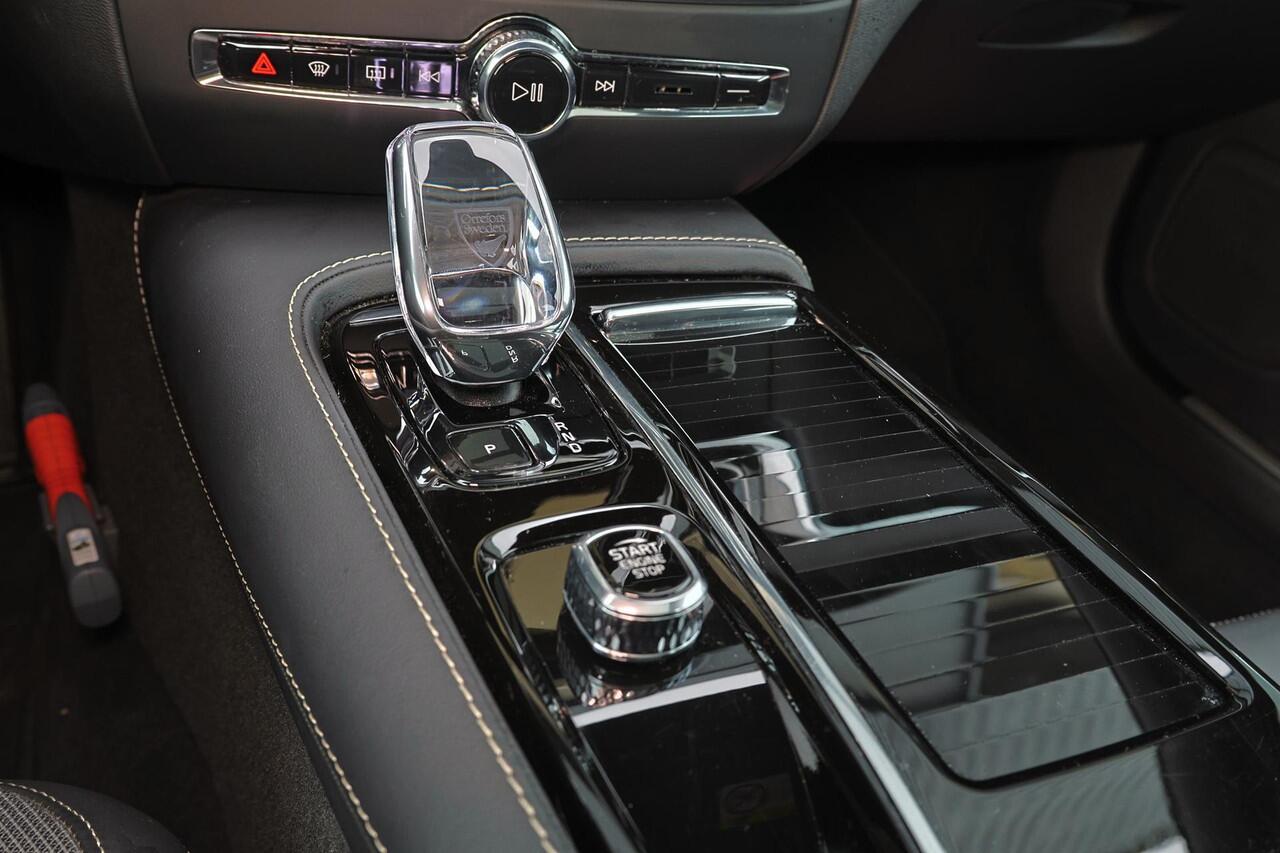 Volvo V60 T6 Recharge AWD Plus Dark - Panorama/schuifdak - IntelliSafe Assist & Surround - 360º Camera - Harman/Kardon audio - Verwarmde voorstoelen, stuur & achterbank - Parkeersensoren voor & achter - Elektr. bedienb. voorstoelen met geheugen - Elektr. inklapbare