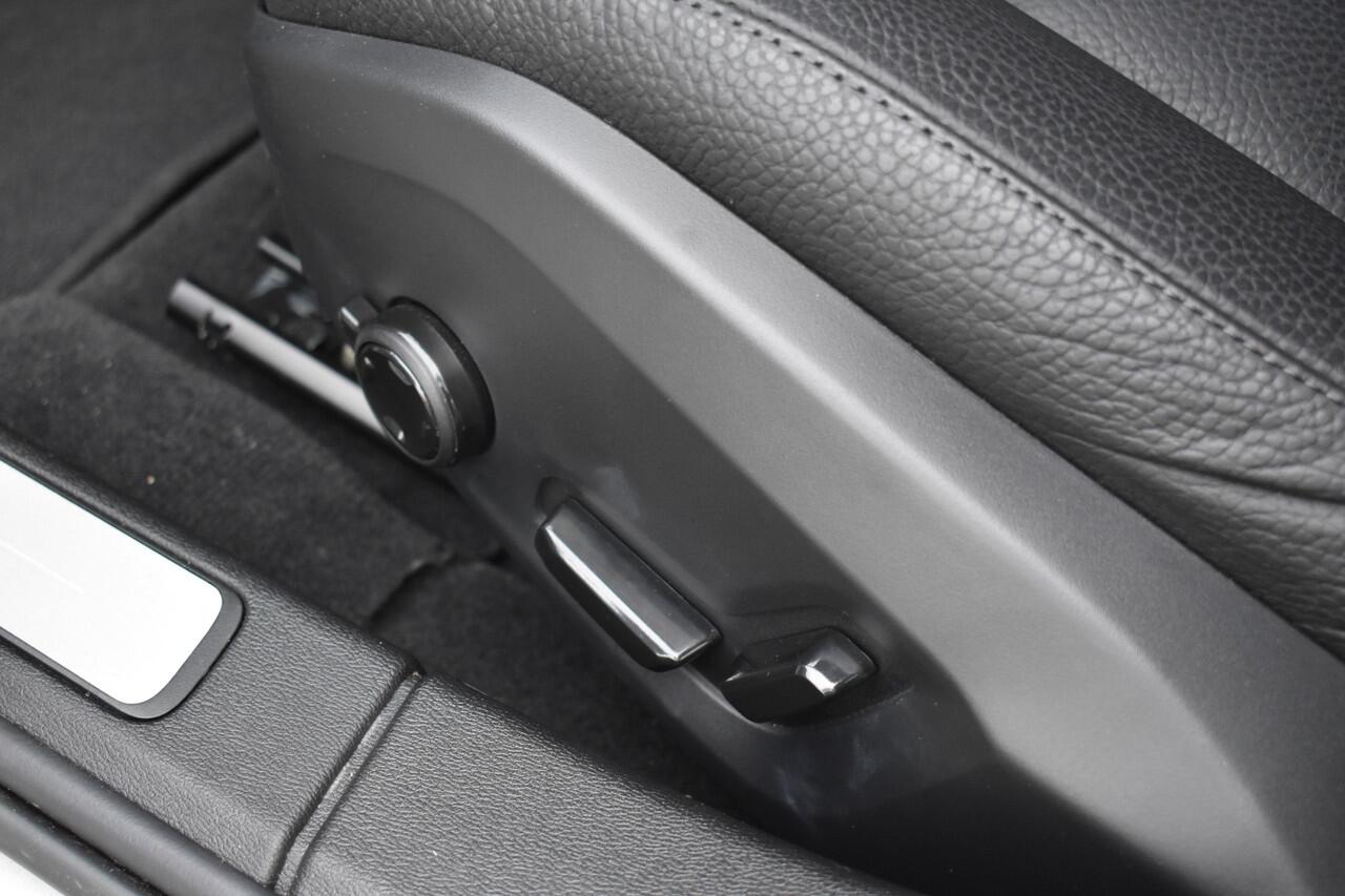 Volvo V60 T6 350PK Plug-in Hybrid AWD Plus Dark | Harman/Kardon | Lichtmetalen velgen 19" |