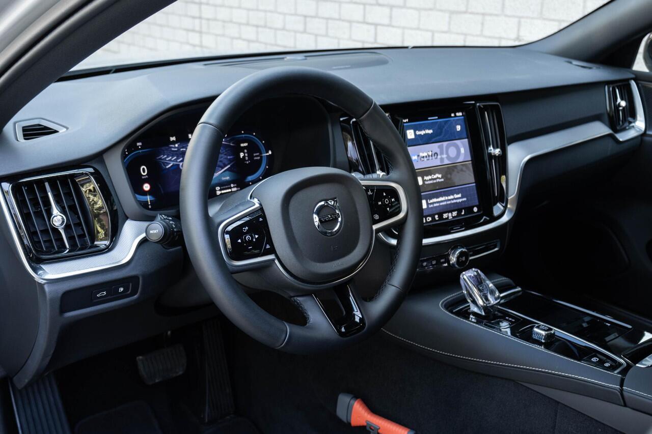 Volvo V60 T6 Plug-in hybrid AWD Plus Dark | Trekhaak | Rondom zichtcamera | Verwarmbare voorruit | Verwarmbare voorstoelen, achterbank en stuurwiel | Premium audio by Harman Kardon | Keyless |