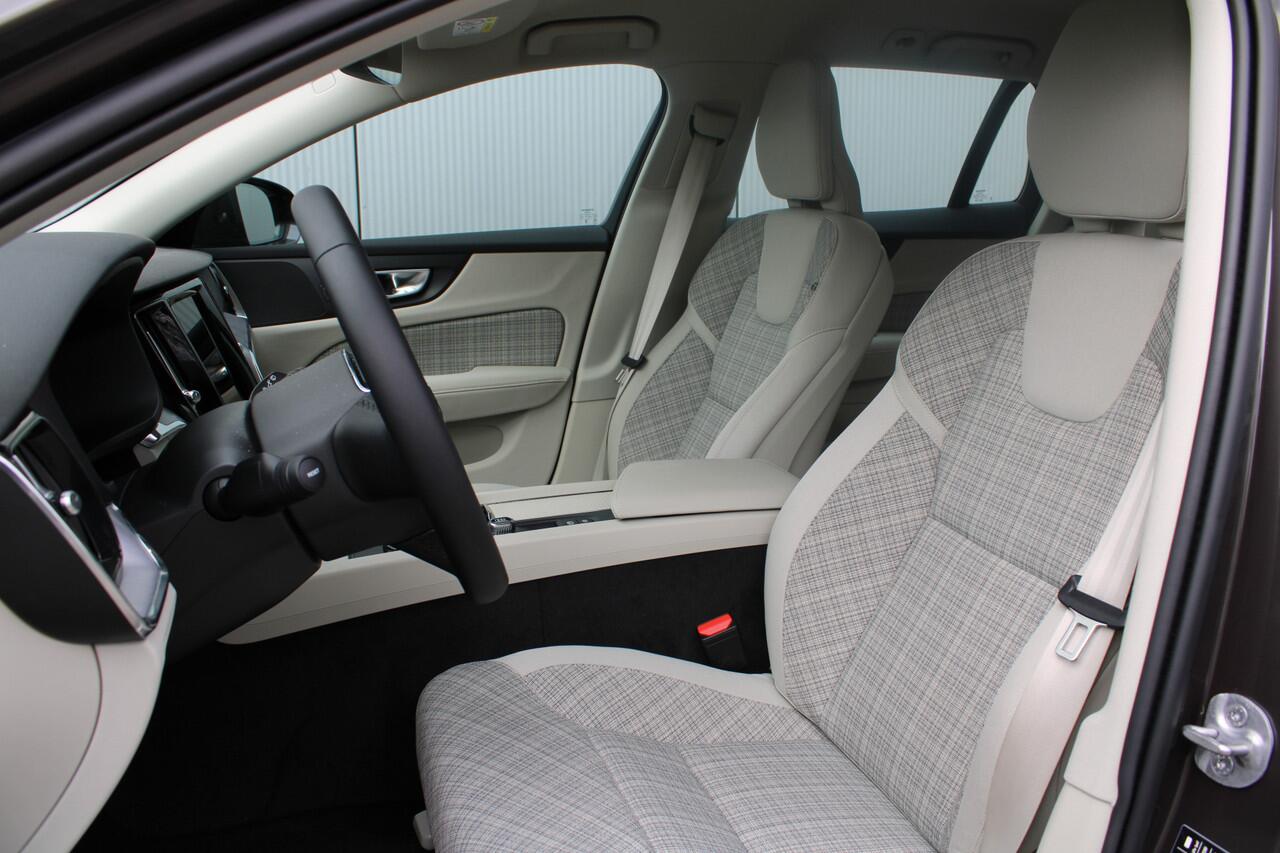 Volvo V60 B3 Essential Edition | Trekhaak | Stoelverwarming | Pilot Assist