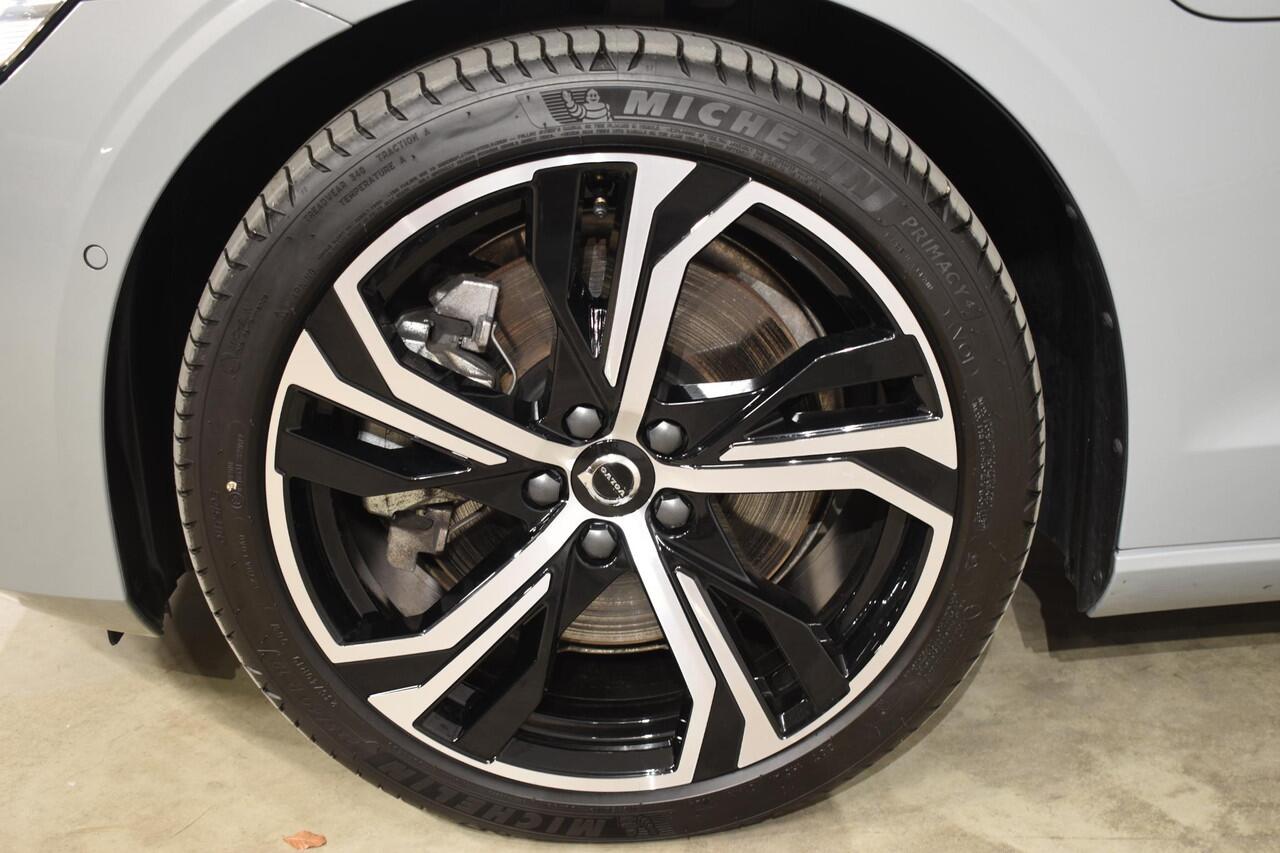 Volvo V60 T6 350PK Automaat Plug-in Hybrid AWD Ultra Dark / Adaptieve Cruisecontrol / Parkeersensoren / Stoelverwarming / Stuurverwarming / 360 Camera / Elektrische Stoelen /