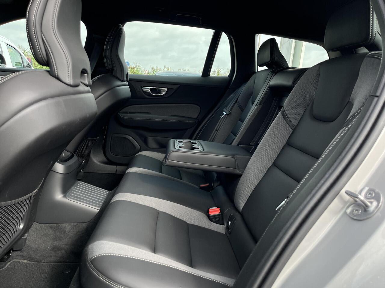 Volvo V60 T6 Plug-in hybrid AWD Plus Dark | 360 Camera | Harman/Kardon | Trekhaak |