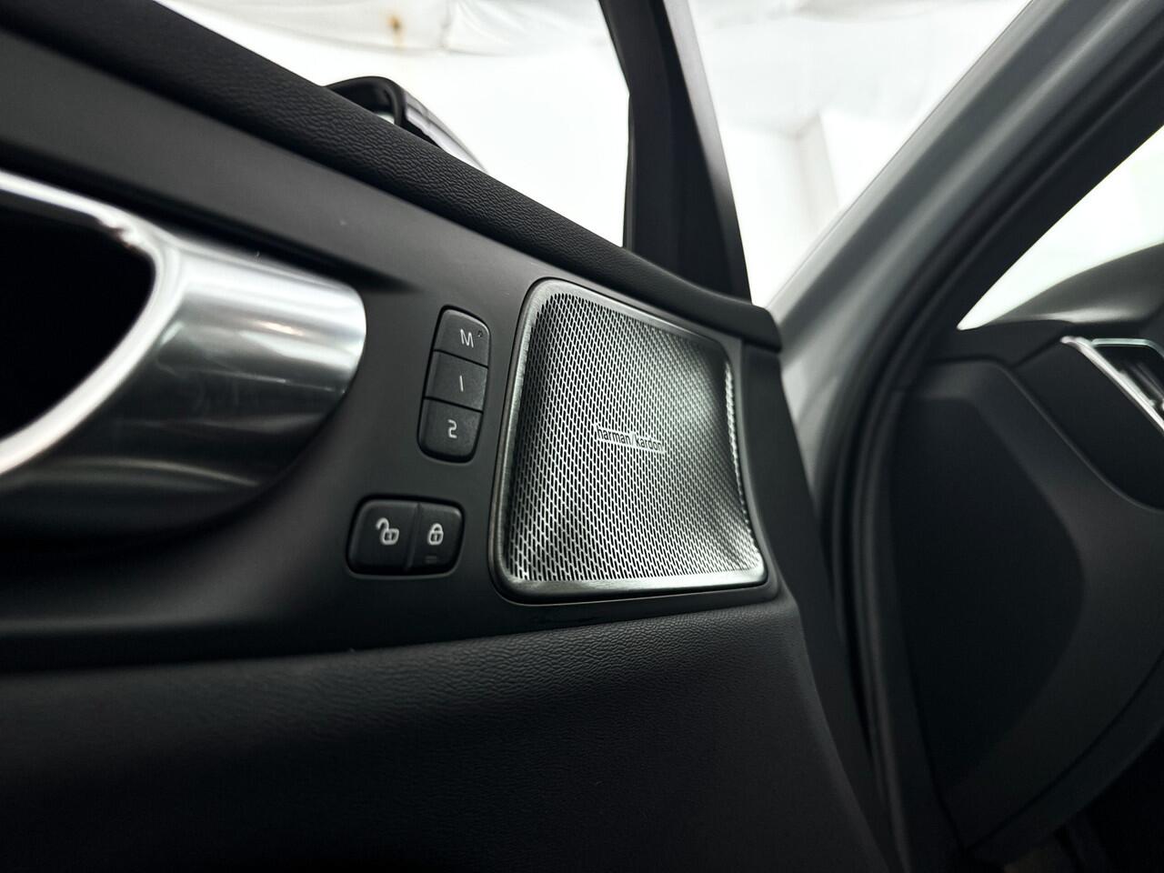 Volvo V60 T6 Plug-in hybrid AWD Plus Dark | Parkeercamera | Stoel- en Stuurverwarming | Harman Kardon | Trekhaak