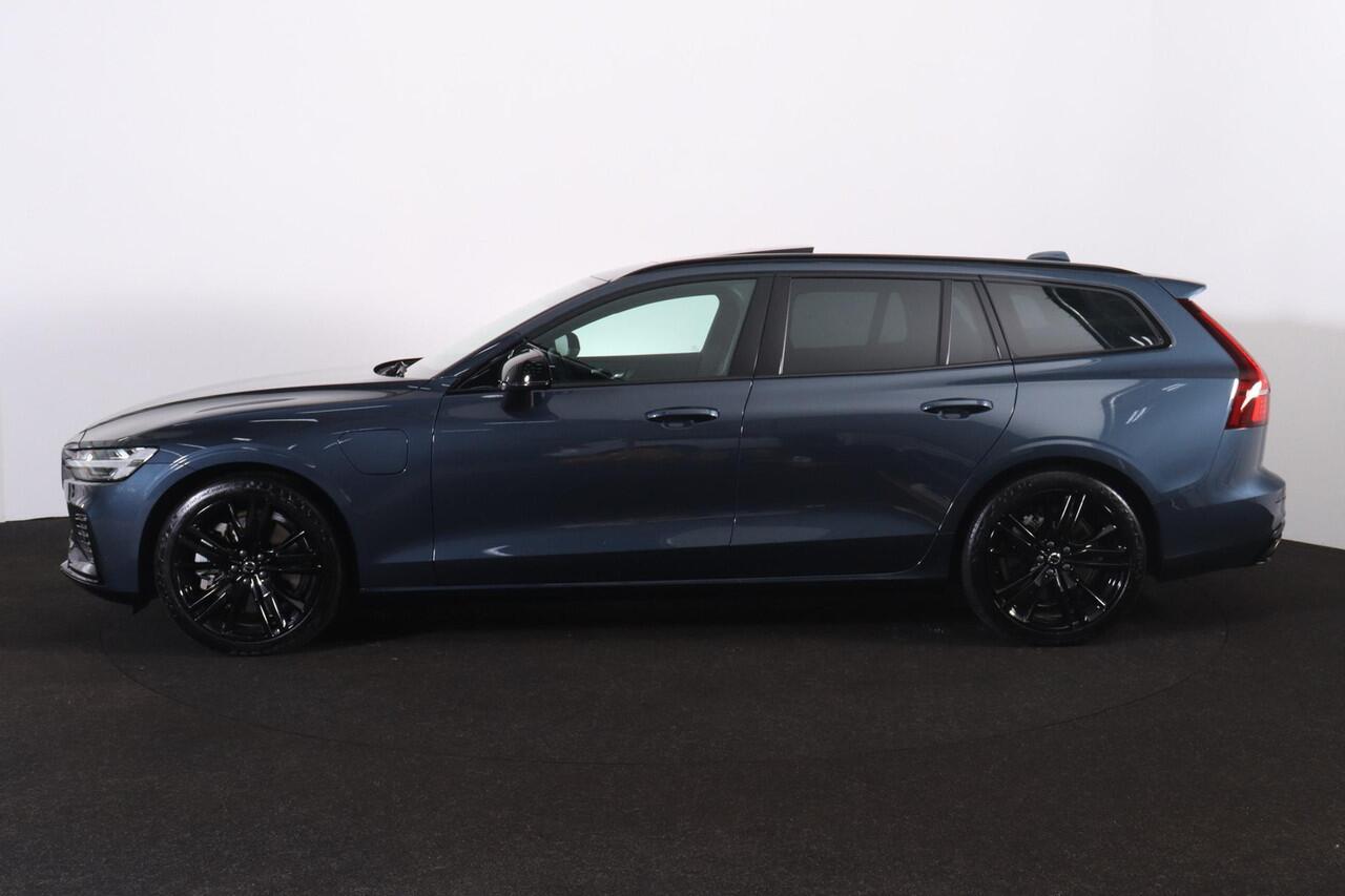 Volvo V60 T6 Recharge AWD Plus Dark Black Edition - Panorama/schuifdak - IntelliSafe Assist & Surround - Parkeercamera achter - Verwarmde voorstoelen, stuur & achterbank - Parkeersensoren voor & achter - Elektr. bedienb. voorstoelen met geheugen - Elektr. inklapbar