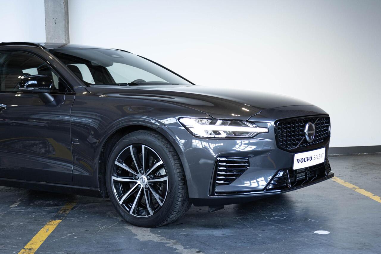 Volvo V60 2.0 T6 Plug-in hybrid AWD Plus Dark | Elek. Glazen Panoramdak | Verwarmbare Voorstoelen (met geheugen), Stuurwiel en Achterbank | Semi-Elektrische Trekhaak | Verwarmbare Voorruit | Premium Audio by Harman Kardon | 360-Camera