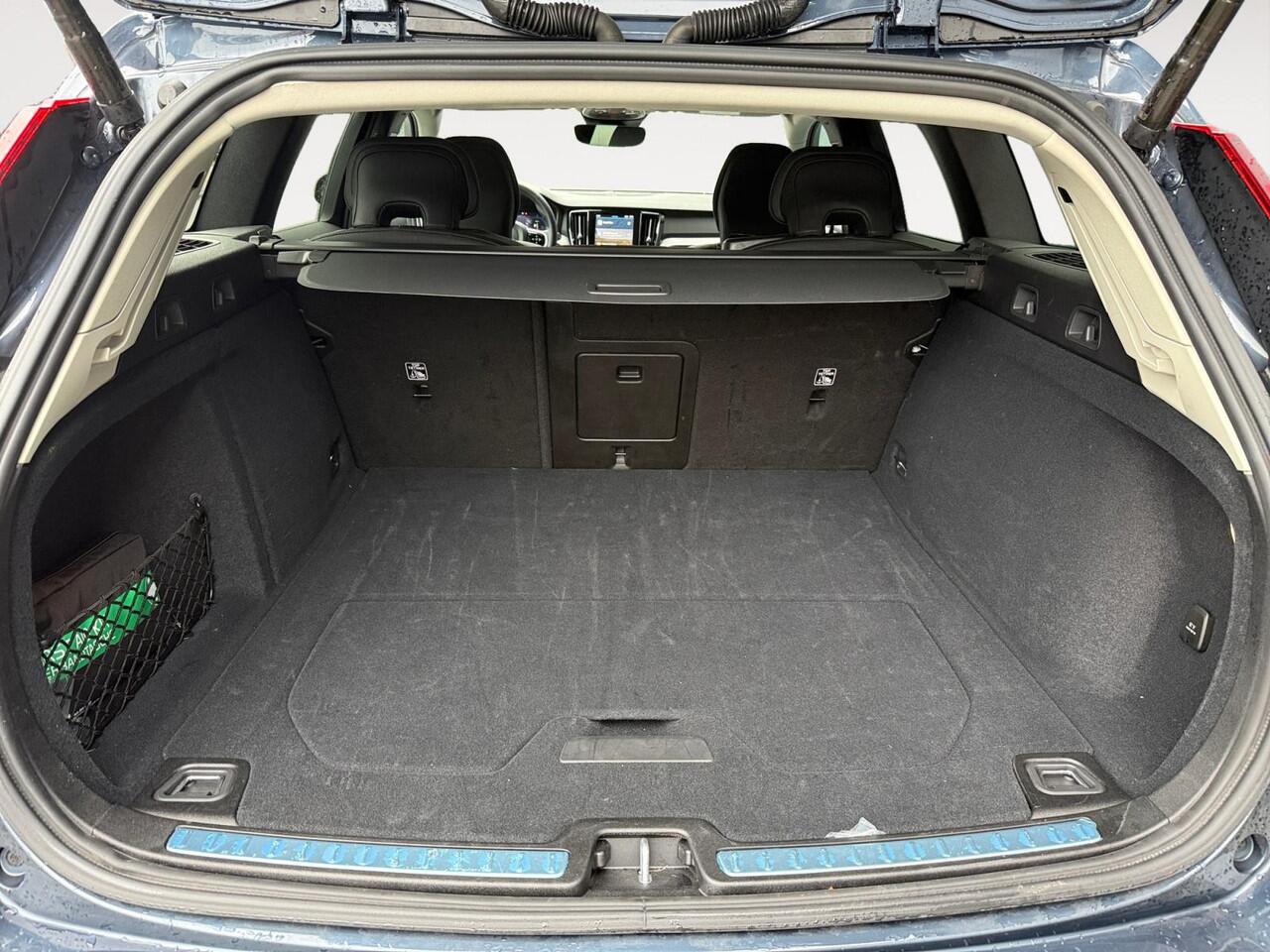 Volvo V60 2.0 T6 Plug-in hybrid AWD Plus Dark | Head-up Display | Lighting Pack | Extra getint glas | 360 graden camera |