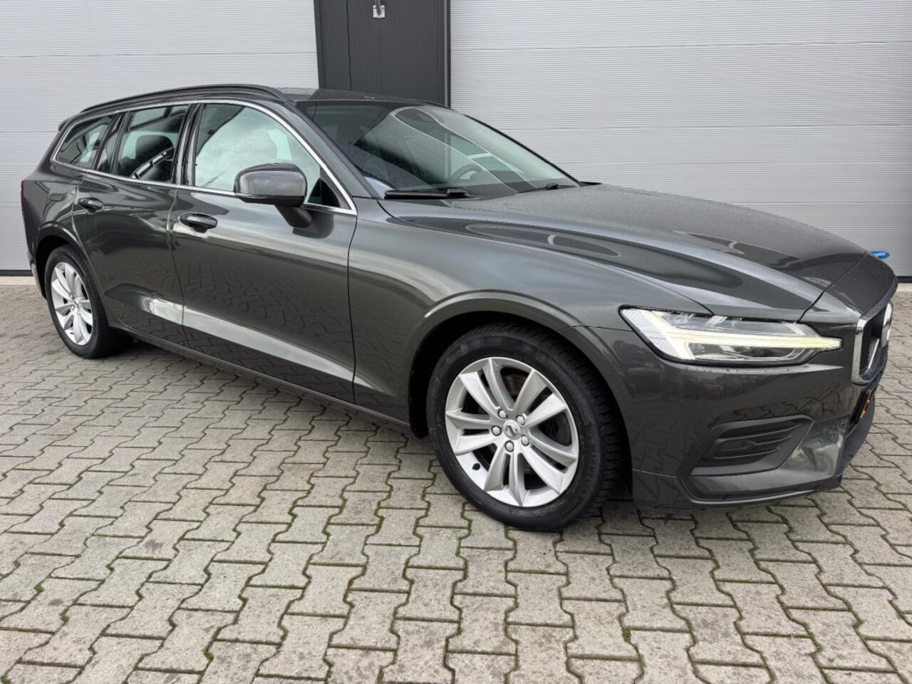 Volvo V60 2.0 B3 MILD-HYBRIDE / MOMENTUM BUSINESS / Automaat / Apple CarPlay en smartphone-integratie.