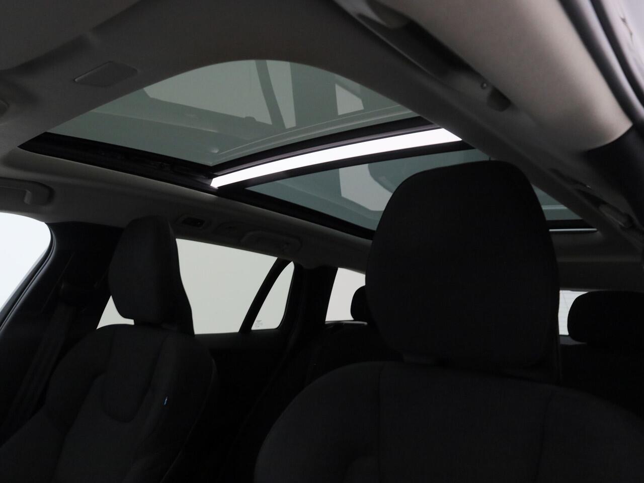 Volvo V60 2.0 B3 Momentum | PANO | CAMERA | ADAPTIVE | STOEL- EN STUURVERW. | TREKHAAK