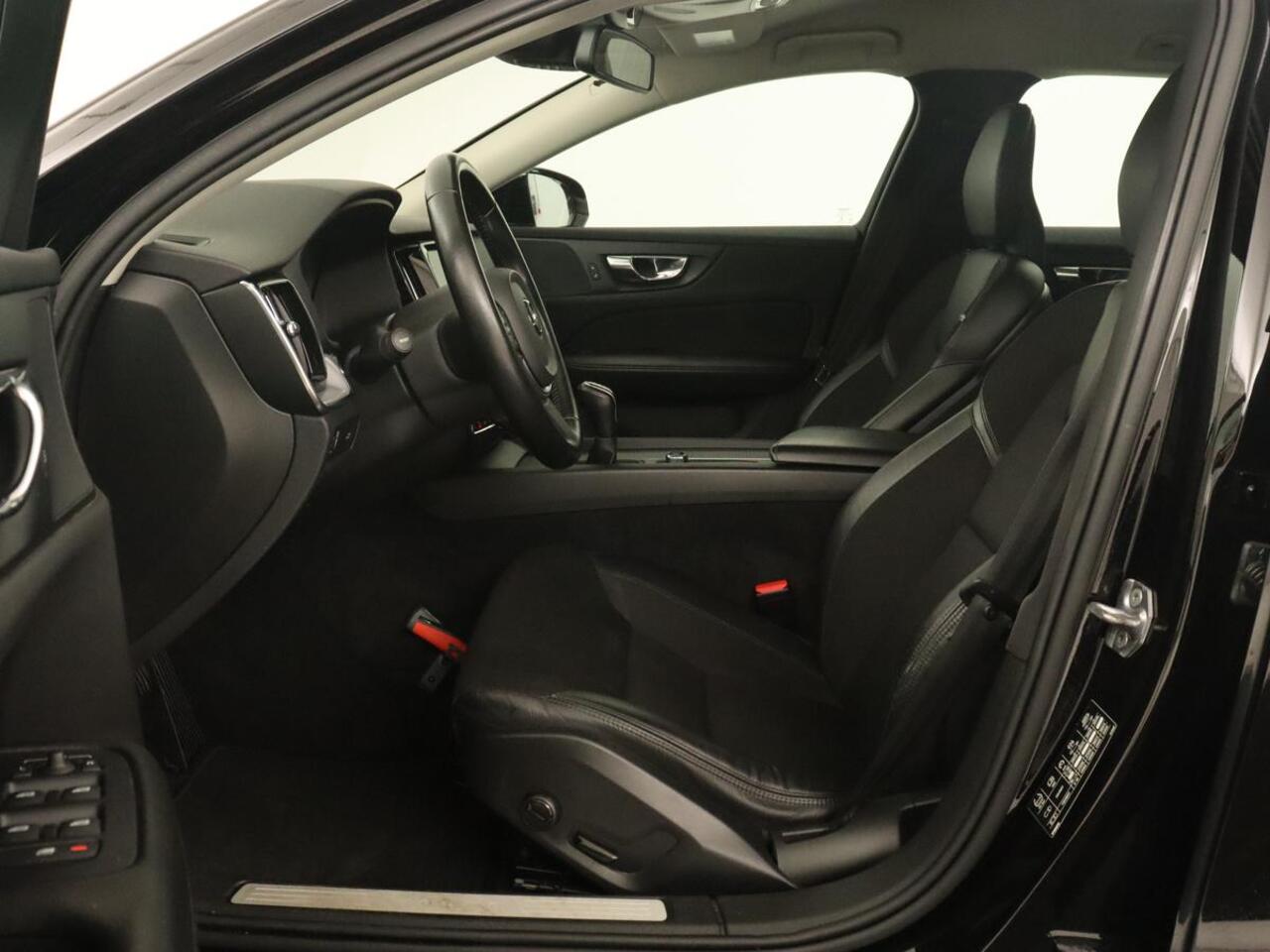 Volvo V60 2.0 D4 Momentum | Carplay | Half leder | Navigatie | Full LED | Digital Cockpit | Parkeerverwarming | Climate control | Parkeerhulp | Cruise control