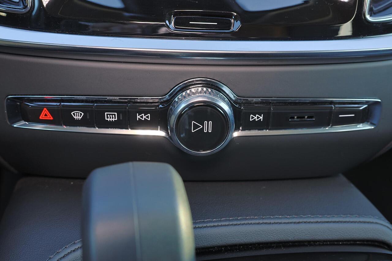 Volvo V60 T6 Recharge AWD Plus Dark - IntelliSafe Assist & Surround - 360º Camera - Harman/Kardon audio - Adaptieve LED koplampen - Verwarmde voorstoelen, stuur & achterbank - Parkeersensoren voor & achter - Elektr. bedienb. voorstoelen met geheugen - Head up displ